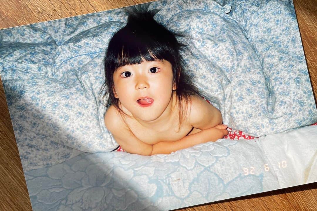 中里亜美のインスタグラム：「誕生日を迎えました㊗️  いつもお付き合いありがとうございます❣️ つけられた名前のとおり 明るく美しく… おかげさまで逞しく育っております💪🏼💖笑  3歳の私。 この頃からサービス精神旺盛でした🥴  #mybirthday」