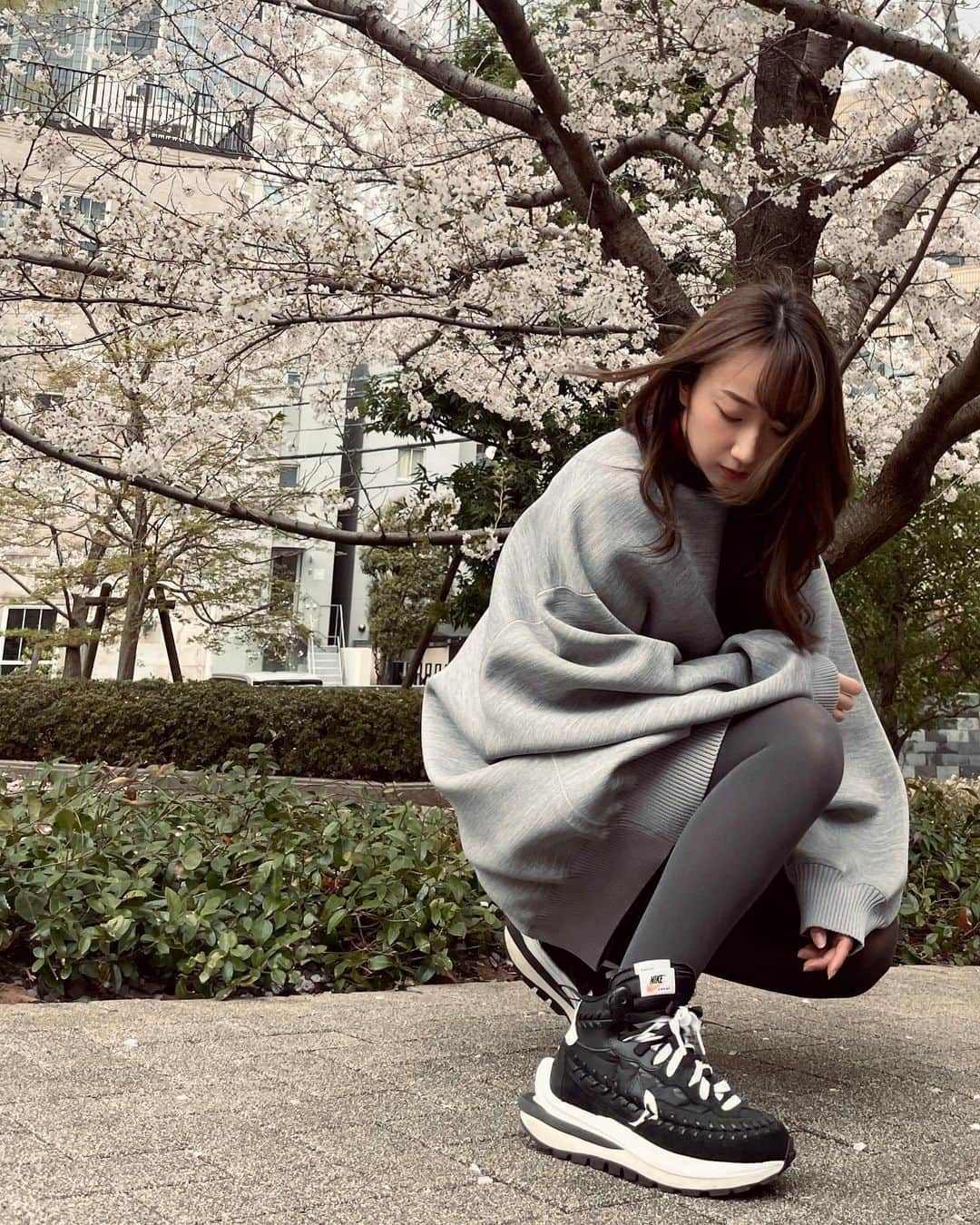 笹木香利さんのインスタグラム写真 - (笹木香利Instagram)「身軽で居たいから だいたい手ぶら。 満開の桜、好きな服と靴。」3月25日 17時24分 - kaorisasaki_official
