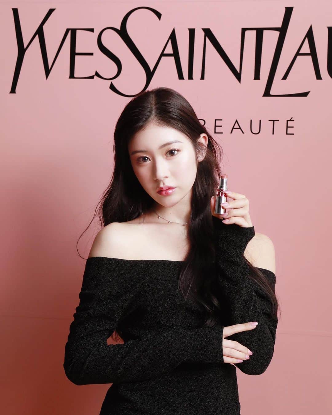 加藤美南のインスタグラム：「イヴ・サンローランの人気のツヤリップ「ルージュ ヴォリュプテ キャンディグレーズ」の新色発売イベントに参加させて頂きました🖤  このシリーズはグロスを超えたツヤとカラーでキャンディ コーティングする、スキンケア成分約78％配合の潤い溢れるケアバーム リップスティックで新色の３色は、トレンドの“Y2K”メイクにぴったりのジューシィなヌーディカラーが素敵でした🖤  使用感はむっちりぷるぷるのリップになれて同時にケアできるのでとてもお気に入りで私は13番がデイリー使いしやすいのでおすすめです久しぶりにビビっときたリップで感動でした🖤  @yslbeauty   #ysl  #yslbeauty #キャンディグレーズ #pr」