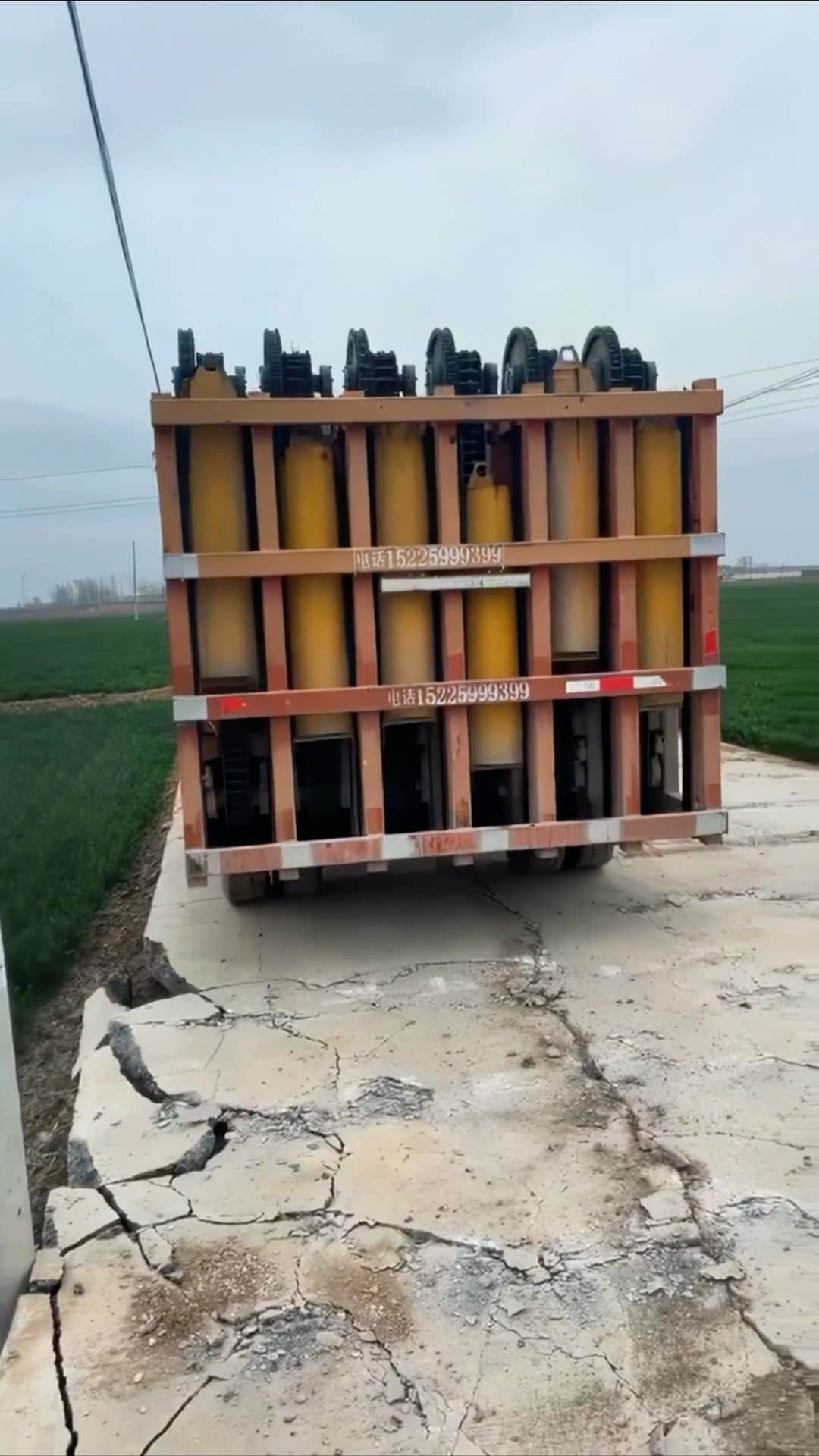 viceのインスタグラム：「Mechanical pavement breakers typically consist of a heavy weight that is raised and dropped by a pulley system or other mechanism. The weight strikes the pavement with a high amount of force, causing it to crack and break apart. These machines are often used in road construction and maintenance, as well as in demolition work」
