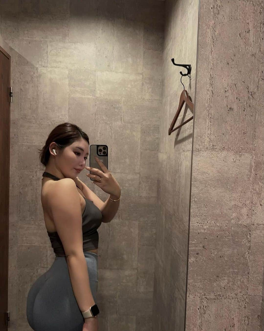 Honokaのインスタグラム：「. . 久々に着たホルターネックトップスが 可愛すぎた🤭♥️  きょはおしりの日🍑 そのあと有酸素30分してFin✔  みなさま良い週末をお過ごしください🥰  -----------------------------  桃尻レギンス&トップスは プロフィール欄URL "zomigen" からチェックしてね♡  -----------------------------  #骨スト #骨ストダイエット  #gym #トレーニー女子  #olトレーニー  #美尻  #gymgirl #お尻トレ」