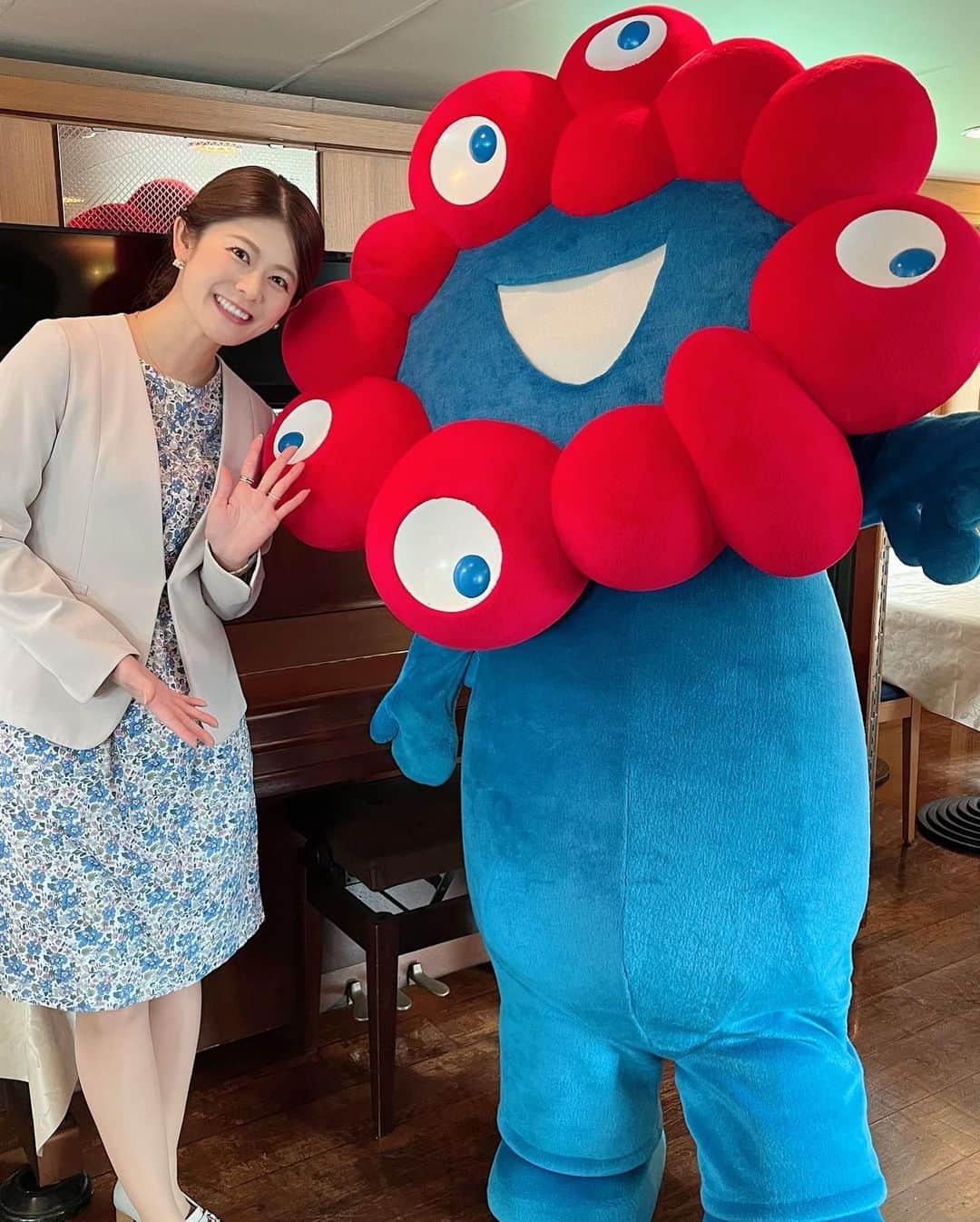 徳原恵梨のインスタグラム：「本日、天満橋で『水都大阪川開き2023』のセレモニー司会をさせていただきました😊🎤💓 ⁡ 大川沿いの桜も開花🌸 水辺で過ごすのが心地よくなる春の訪れに合わせ、水都大阪では「川開き」を毎年行っています🎉🔑 ⁡ セレモニーには大阪府広報担当副知事の「もずやん」&2025年大阪・関西万博の公式キャラクター「ミャクミャク」も登場✨ ⁡ クルーズ船の上での司会は初めてでした！ ⁡ お越しいただいた皆様、 ご一緒させていただいた大阪府警・大阪市消防局の皆様ありがとうございました！！ ⁡ 4月9日まで クルーズ船に乗りながらお花見を楽しめる 🌸 #大川さくらクルーズ 🌸が運行されます！🚤 春のお出かけにぜひ行かれてみてください🥰♥️ ⁡ ⁡ ⁡ #水都大阪川開き2023 #水都大阪川開き #川開き #水都大阪 #大阪府 #天満橋 #八軒家 #はちけんや #八軒家浜船着場 #もずやん #ミャクミャク #お花見 #春 #さくら #🌸 #桜 #mc #司会 #徳原恵梨」