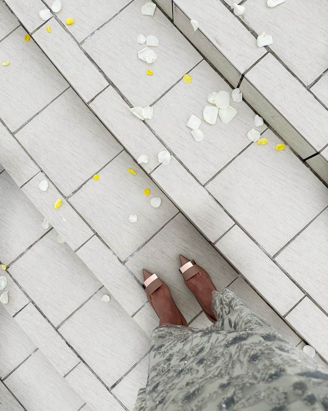 のインスタグラム：「. 今日は義兄の結婚式で倉敷へ。 ⁡ 雨予報だったけど 式の最中は光が射すほど🌸✨ ⁡ 主人はGTテストなので 次男家を代表しての参列🏁 ひとりっ子の私としては 兄、姉ができてうれしい☺️  ⁡ #結婚式 #倉敷 #足黒すぎない？笑 #🌸🌸🌸」
