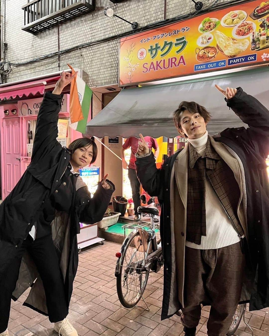 南出凌嘉さんのインスタグラム写真 - (南出凌嘉Instagram)「『 新・ミナミの帝王 』観てくれた方ありがとうございます！どうでしたか？ リアルタイムで観れなかった方は放送後からTVerで観れるとのことなのでぜひ！！ 写真はサクラ役の#塩野瑛久 さんと『サクラ』というお店で📸  そういえば東京の方はしばらく雨続きですね🥲 インドア派だから楽ちんだけど晴れたら公園とかでお花見したいなぁ🌸 サクラ散らないでー！🥲  #新ミナミの帝王」3月25日 17時49分 - ryokaminamide_official