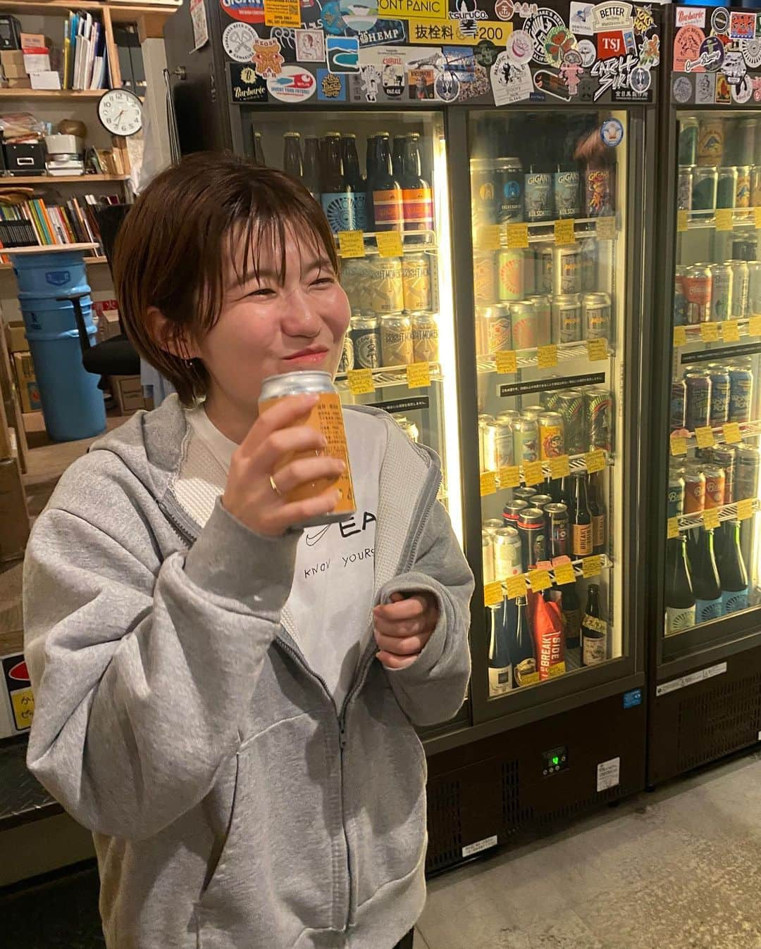 りっちゃんさんのインスタグラム写真 - (りっちゃんInstagram)「@vanavasa_kamakura 行けた🍺  そして知り合いがやってる @himitsu_beer も取り扱ってたからやっと飲めた！デザイン可愛すぎる😮‍💨😮‍💨  Hoodie camber Tee @higher_magazine   #逗鎌倉#鎌倉居酒屋 #鎌倉グルメ #ビール女子 #ビール最高 #ビール好きな人と繋がりたい #コンパクトショート #コンパクトボブ #ハンサムショート #ハンサムショート女子 #ハンサムマッシュ #ショートヘア #ショートボブ #ショートカット #マッシュショート」3月25日 19時00分 - ricchan_96