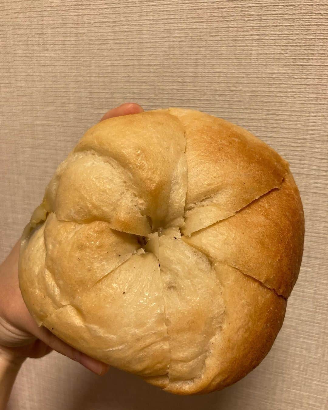 天明麻衣子のインスタグラム：「@bagel_kimino さんのベーグル🥯 はちみつバター系のベーグルは、こういう風に切れ込みが入ってるのがいいですよね！少し温めて、バターがじゅわっと染み出してくる感じが最高✨  きなこ系のベーグルも大好きなんだけど、周りに撒き散らさないように食べる技術を身につけたい　笑  #kiminobagel #焼き芋はちみつバター #きなこ #信玄餅も綺麗に食べられるようになりたい#口の周りもばふっとなりがち」