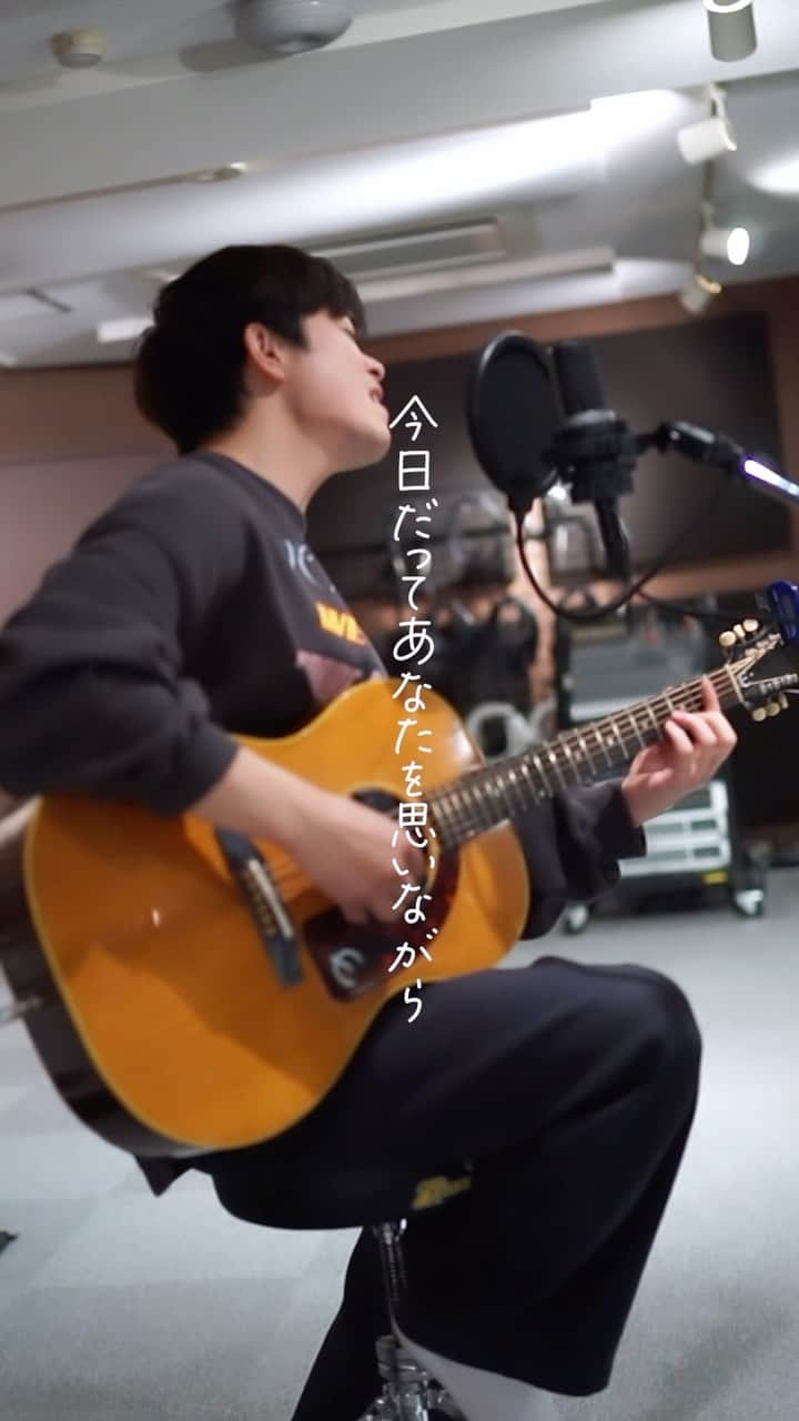 中谷優心のインスタグラム：「斉藤和義 / 歌うたいのバラッド  僕の「Candy kiss」というアルバムでカバーさせて頂いた大切な曲です。  #斉藤和義 #歌うたいのバラッド  #弾き語り #アコギ #ラブソング」