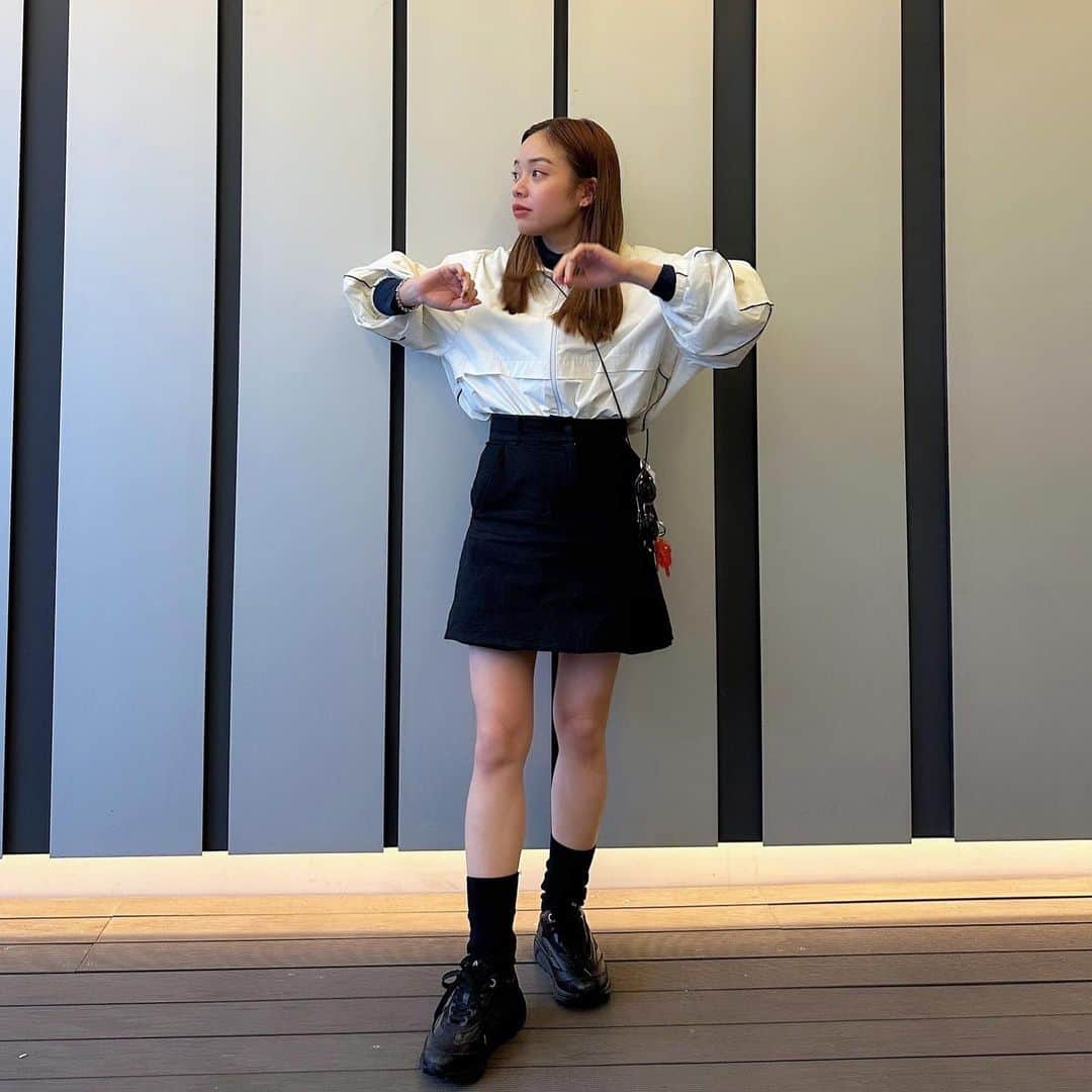 福地夏未のインスタグラム：「🤍 暖かくなったから ミニスカがやっと履けるね！ ボリュームにあわせるのがすき◎ _ #oao #oao_footwear #sneaker #スニーカー #miniskirt #ミニスカ #ootd #低身長コーデ #151cmコーデ」