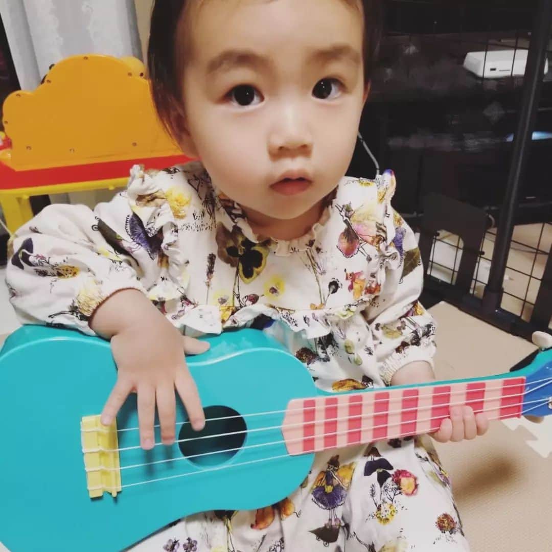 紘毅のインスタグラム：「パパのギターやってみたい！というので早速。ギターはまだちょっと重たいからまずはウクレレからね♪ #娘 #ウクレレ」