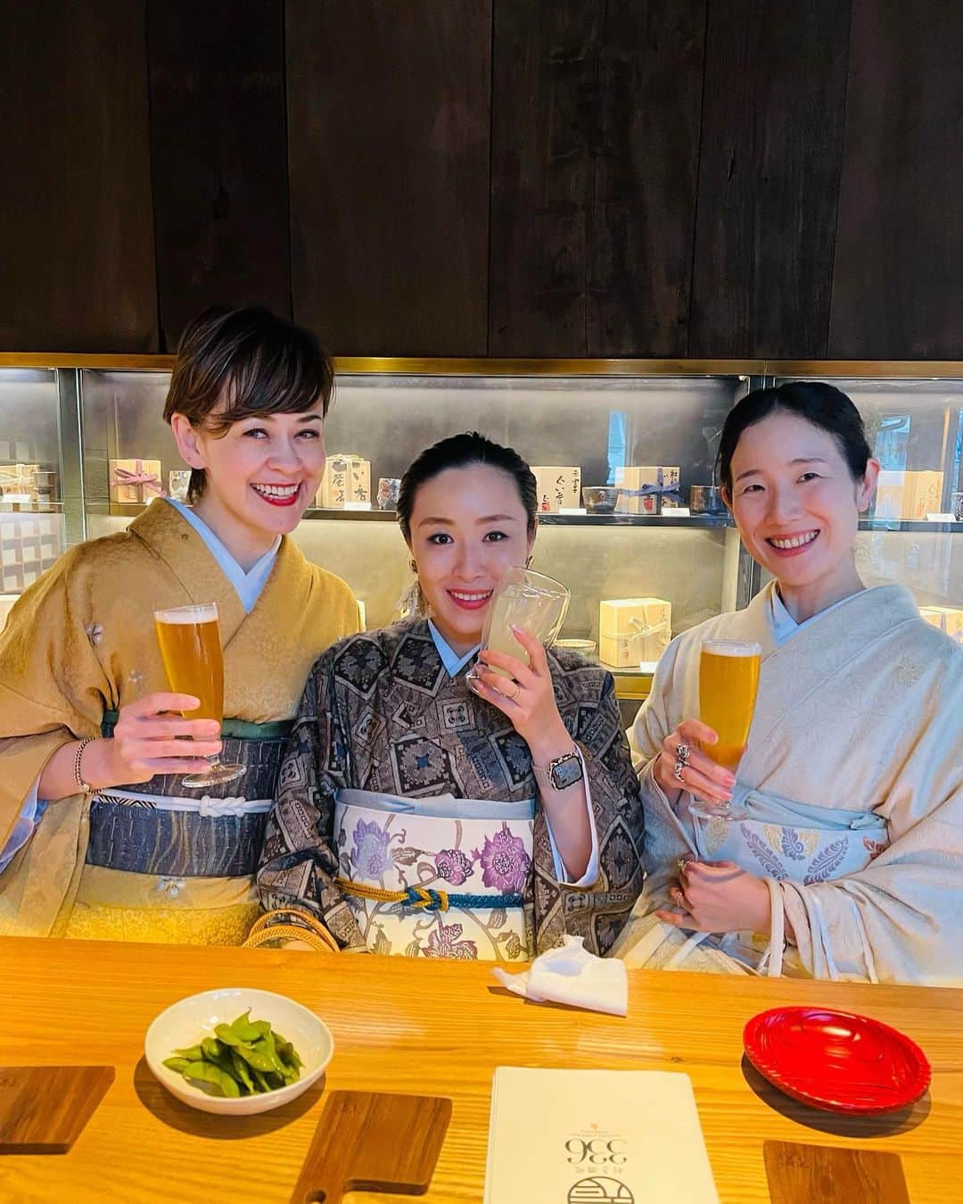 トムセン陽子さんのインスタグラム写真 - (トムセン陽子Instagram)「ドイツ留学時代の親友と3人で1泊2日の京都旅行に行ってきました。  それぞれ住んでる所がバラバラ。 東京、和歌山、大阪から京都待ち合わせで集結✌️  友人の提案で「着物着よう〜👘」という話になり、着物姿で清水寺エリアを散策✨  桜満開でとーっても綺麗だった🌸  引くぐらい写真撮ったので笑、しばらく京都写真続きまーす♬🥰  #京都 #kyoto #着物」3月25日 17時55分 - yokothomsen