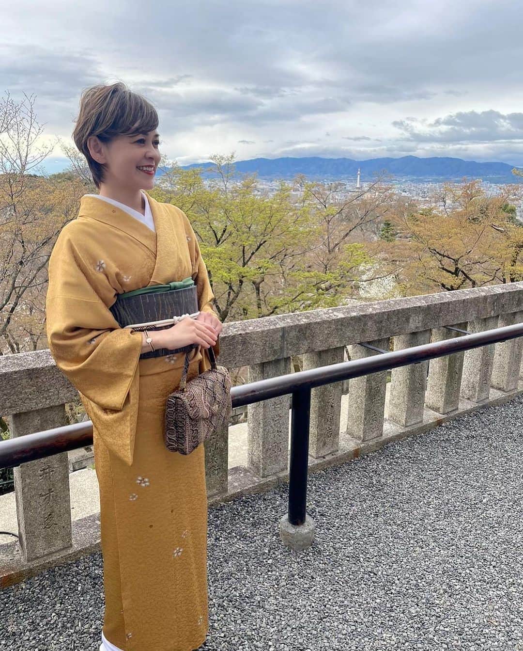 トムセン陽子さんのインスタグラム写真 - (トムセン陽子Instagram)「ドイツ留学時代の親友と3人で1泊2日の京都旅行に行ってきました。  それぞれ住んでる所がバラバラ。 東京、和歌山、大阪から京都待ち合わせで集結✌️  友人の提案で「着物着よう〜👘」という話になり、着物姿で清水寺エリアを散策✨  桜満開でとーっても綺麗だった🌸  引くぐらい写真撮ったので笑、しばらく京都写真続きまーす♬🥰  #京都 #kyoto #着物」3月25日 17時55分 - yokothomsen