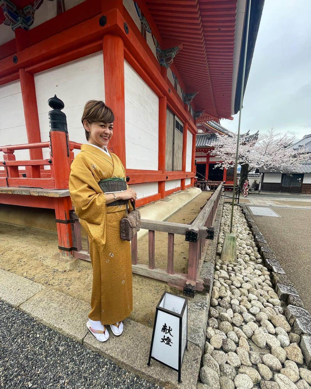 トムセン陽子さんのインスタグラム写真 - (トムセン陽子Instagram)「ドイツ留学時代の親友と3人で1泊2日の京都旅行に行ってきました。  それぞれ住んでる所がバラバラ。 東京、和歌山、大阪から京都待ち合わせで集結✌️  友人の提案で「着物着よう〜👘」という話になり、着物姿で清水寺エリアを散策✨  桜満開でとーっても綺麗だった🌸  引くぐらい写真撮ったので笑、しばらく京都写真続きまーす♬🥰  #京都 #kyoto #着物」3月25日 17時55分 - yokothomsen