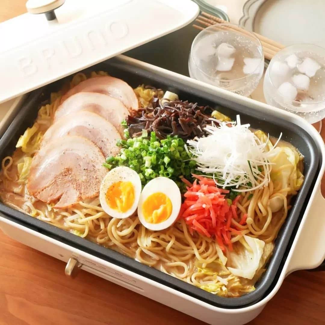 BRUNOのインスタグラム：「＼ 牛乳で！博多焼ラーメン☻ ／  大人も子供も大好きな料理、ラーメン！！！ みなさんは何味が好き？☻  今日はおうちにある材料で簡単につくれる、 博多風のラーメンを紹介するよ～！！  牛乳、鶏がらスープをベースに焼きそば麺を入れ、 トッピングはチャーシューや卵、ネギもたっぷりのせて具沢山に✨ おうちでつくると、好きな具材で愉しめるところが良いですよね。  ホットプレートでつくると、ずっとアツアツ◎ お料理の〆にもピッタリです♩  @yuko_3532 さん 素敵な投稿ありがとうございます☻  --- ホットプレート料理のレシピを増やしたくて、 博多焼ラーメンに挑戦✨  細麺とか、硬さとか、とんこつスープを使っているとかは一切忘れて、 焼きそば麺と『牛乳』、鶏がらスープの素とオイスターソース…などなどでとんこつ風に作ってみました🥢  トッピングは、自分の好きな物をカラフルに準備したら、盛り盛りに…笑 ---  #BRUNO #ブルーノ #BRUNOがある暮らし #おうちでBRUNO #暮らし #暮らしを楽しむ #日々の暮らし #こどものいる暮らし #おうち時間 #食卓 #ホームパーティー #ホットプレート #ブルーノコンパクトホットプレート  #コンパクトホットプレート #ホットプレートレシピ #ブルーノレシピ #ホットプレートレシピ #ホットプレート料理 #ホットプレートメニュー #おうちごはん  #ラーメン #博多ラーメン #ラーメン好きな人と繋がりたい #簡単レシピ  #ラーメン部 #ラーメン女子 #ラーメンインスタグラマー #ラーメン好き #おうち居酒屋 #おうちごはんlover」