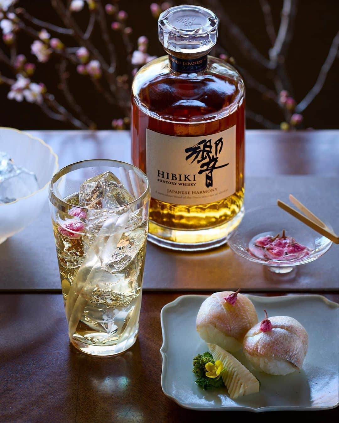 響 | SUNTORY WHISKY HIBIKIさんのインスタグラム写真 - (響 | SUNTORY WHISKY HIBIKIInstagram)「. HIBIKI TIME ～二十四節気・春分～  華やかな春の色彩に囲まれて。 Envelop yourself in the bright spring colors.  #hibiki #響 #hibiki_time #二十四節気 #24seasons #春分 #shunbun #withnature #ハイボール #highball #hibiki_with_soda #桜 #sakura #桜の塩漬け #saltedcherryblossoms #桜鯛 #手毬寿司」3月25日 18時04分 - suntorywhisky_hibiki