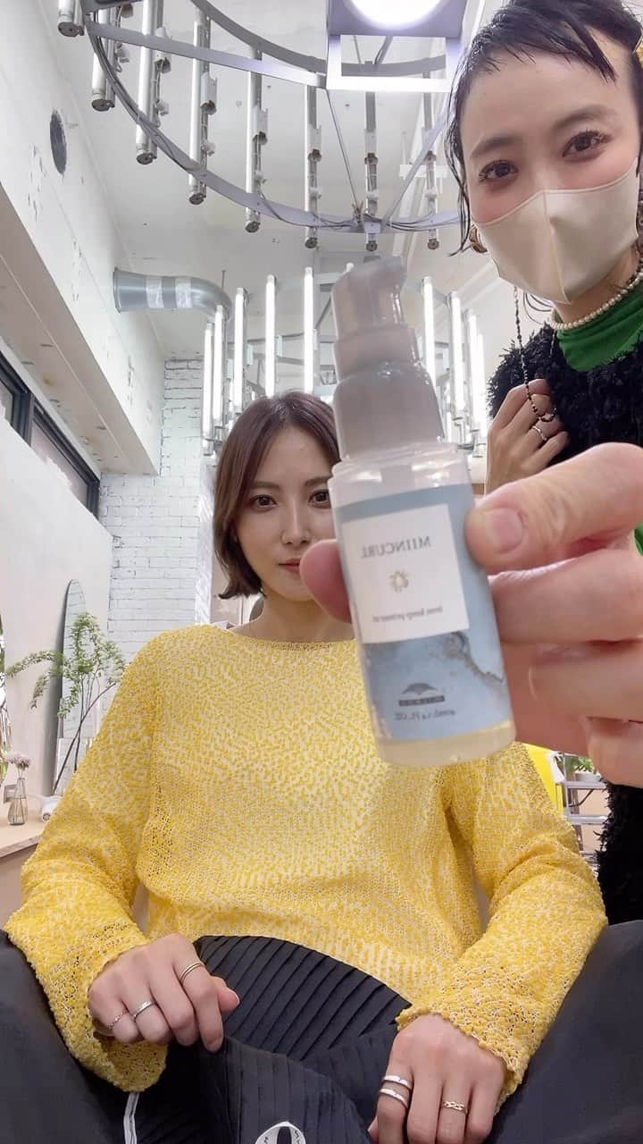のインスタグラム：「顔周りにレイヤーが入ると全体同じ長さでカットしたパツンとボブよりいろんなバリエーションのスタイリングが楽しめます❤️ . カット後リアルに、今日はどんな感じで仕上げようかな〜🤭🤭🎶と相談してる様子の動画です❤️ . あとでまたビフォアやカット、スタイリングなどまとめてアップしますね❤️ . 最近発売されたばかりで私のお気に入りのオイル❤️MIINCURL(ミインカール)も紹介してます😂👍✨ ※アイロン前に仕込む髪の下地オイルで熱ダメージから守ります。ちゅるサラ質感✨アイロンキーププライマー @milbon_for_hairdesigners_japan」