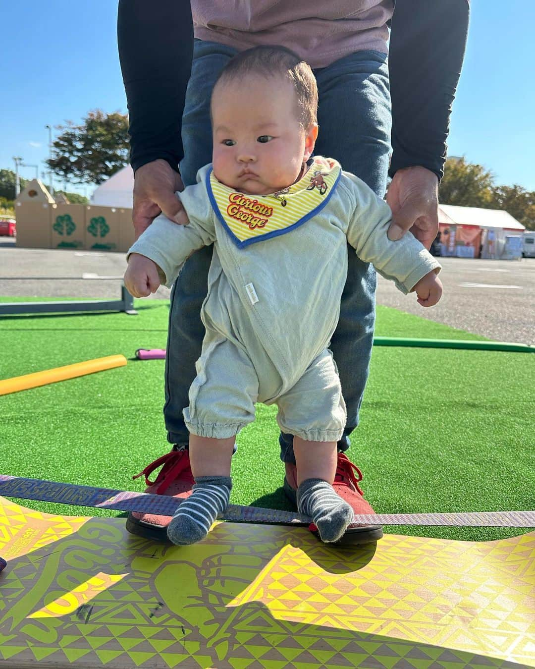 福田恭巳さんのインスタグラム写真 - (福田恭巳Instagram)「目標達成のためのヒント、ママアスリートの日常 スラックラインの魅力について伝えています🌿 ▶︎ @yukimi_slackline ⁡ ⁡ ⁡ ⁡ #産後2ヶ月 #生後2ヶ月 ⁡ ⁡ ちょっとずつ外に出てスラックラインの仕事も 子連れOKでできる事から復帰し始めた頃 ⁡ ⁡ ⁡ スラックラインにも 長さの短いGIBOARDから少しずつ🤏🔥 ⁡ 産後のダメージは計り知れない 自分が思ってるよりも体は動かないので 無理せずまずはストレッチや歩くところから 産後トレーニング始めて行きました😌 ⁡ ママになったから 子どもが2人になったから諦めるのではなく ⁡ 「できる事からコツコツと」 「今できる最善のことを」 ⁡ ⁡ ⁡ エイトも初めてスラックラインに挑戦👶🏻🌟 ⁡ ⁡ ⁡ @gibbonslacklines  @gibbonjapan  ⁡ ⁡ #ママアスリート #福田恭巳 #slackline #スラックライン  #GIBOARD #ギボード  #gibbonslacklines #ギボンスラックライン #産後トレーニング #産後ダイエット #マインド #目標達成 ⁡ ⁡ ⁡ ⁡ ⁡ —————————Yukimi's profile————————— ⁡ 2009年　スラックラインを始める 2011年　日本ｵｰﾌﾟﾝｽﾗｯｸﾗｲﾝ選手権で初優勝 　そこから2015年まで前人未到の5連覇を果たす 2012年　女子初の日本代表でドイツへ 　World Cupや世界大会に参加→女子2位 2013年　世界ランキング1位 　🥇国内大会通算15勝 　🏆数多くの世界大会に参加し入賞 2017年　日本ｵｰﾌﾟﾝｽﾗｯｸﾗｲﾝ選手権で6度目の優勝 2018年　第一子妊娠出産👶 2019年　大会復帰　全国4位 2022年　第二子妊娠出産👶 　🌿目標達成コーチとしての活動をスタート ⁡ docomo Xperia 日清カップヌードル 杏林製薬のテレビCMに出演📺 ⁡ —————————————————————————— ⁡ ⁡ フォローはプロフィールから1秒⏳ 最新情報はストーリーズで発信中✨ ▶︎ @yukimi_slackline ⁡ ⁡ ——————————————————————」3月25日 18時12分 - yukimi_slackline