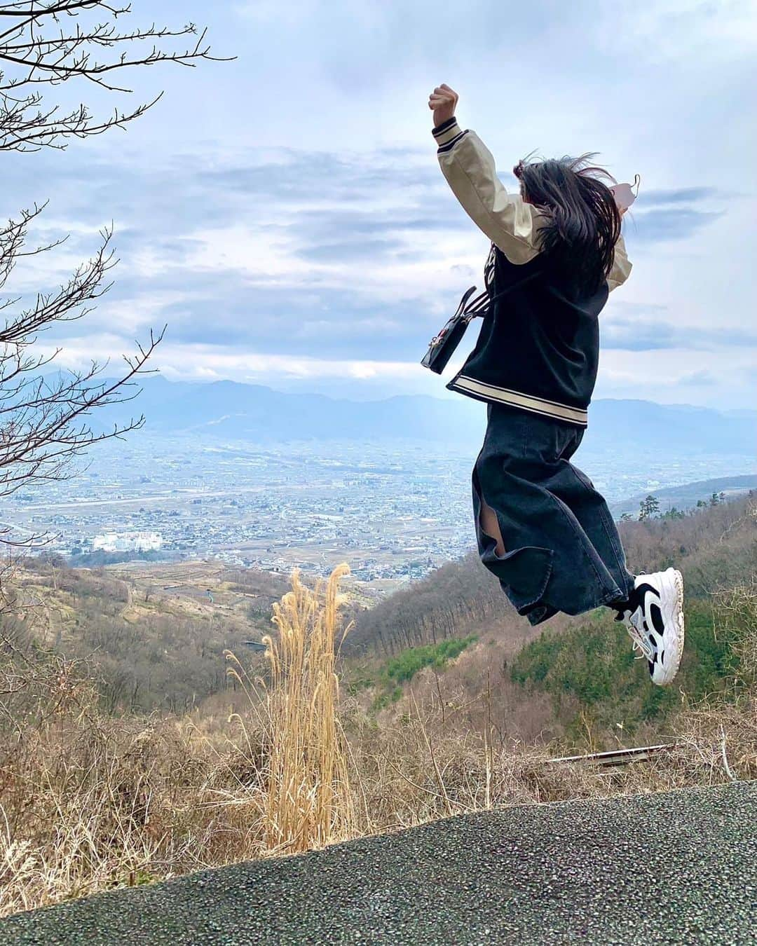 森﨑美月さんのインスタグラム写真 - (森﨑美月Instagram)「~旅行日記🚙~  この前のいちご狩りは 『山梨』に行った時の写真~📷  他にも 富士山と日の出が見られる温泉に入ったり〜(朝4:30出発は大変だった笑)  美味しい玉子や揚げ団子食べたり〜  ハーブ庭園の花の香りに癒されたり〜  陶芸で 「りんごの形のお皿」他2つ作ったりしたよ👍🏻♡🍎  そして最後は山梨来たらやっぱり 「ほうとう」で締め！！　  自然に触れてリフレッシュした1日でした🙋🏻‍♀️  ⁑ ⁑  #seventeen #モデル #セブンティーン #森﨑美月 #もんちゃん #スターダストプロモーション  #中学生 #ljc #jc #15歳 #山梨 #ほったらかし温泉 #道の駅とよとみ #さくら卵 #ほうとう #春休み楽しんでる？」3月25日 18時12分 - morisaki_mizuki_