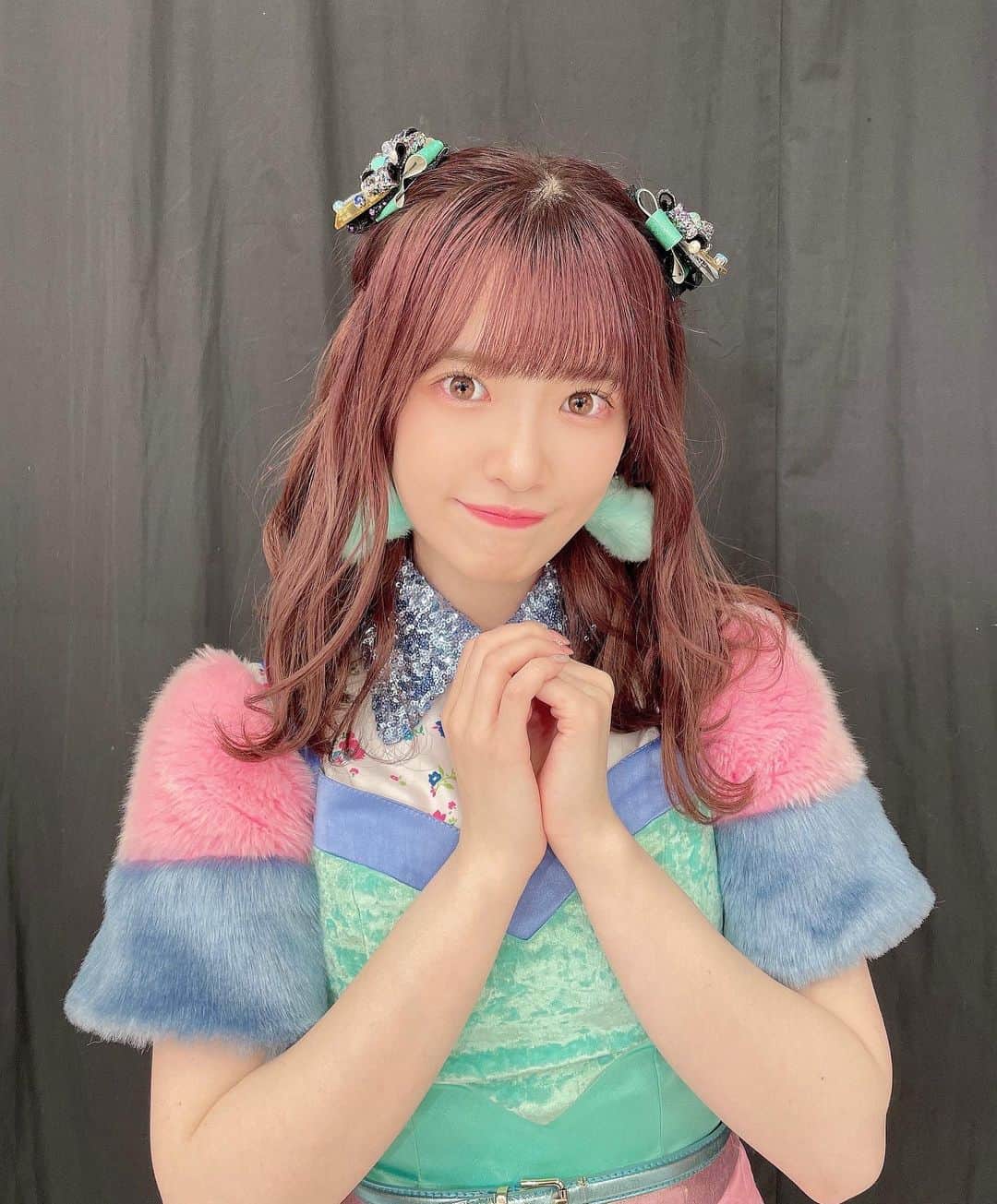 武藤小麟のインスタグラム：「. またまたこの衣装着れてすごく嬉しかったです🫶🏻 パステル色だいすき… 🛼💫💘  #AKB48 #生写真 #オフショット #ヘアアレンジ #衣装 #ハイテンション」
