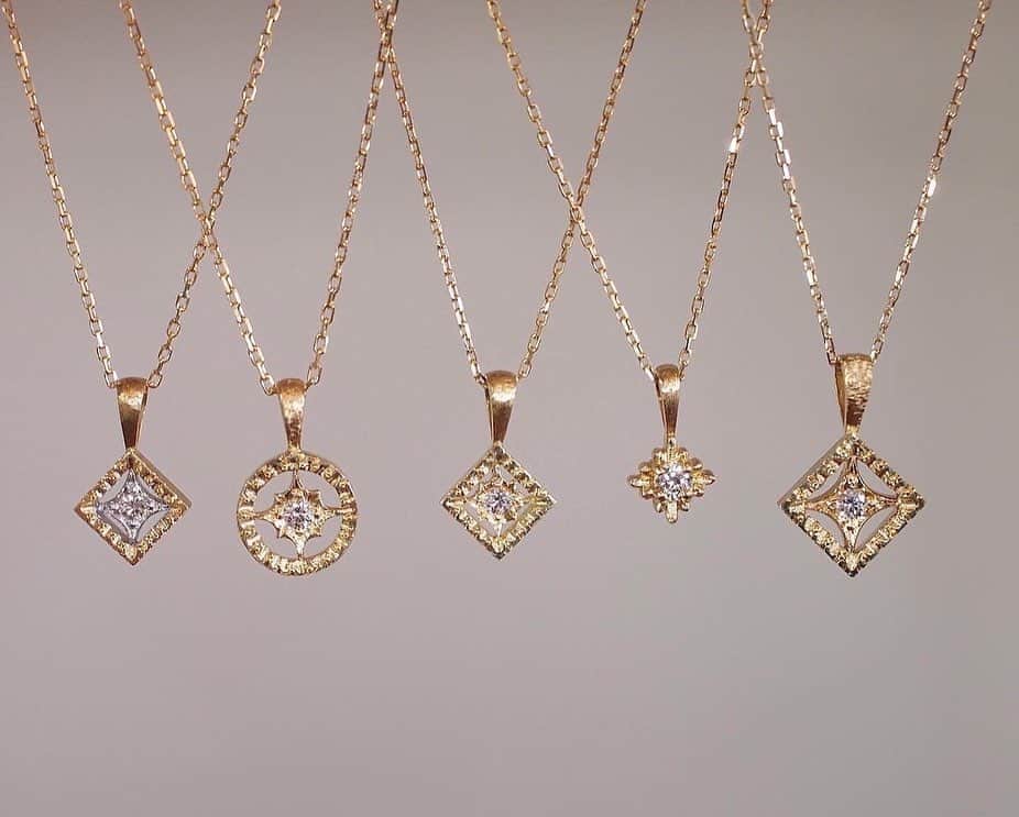 常岡康弘のインスタグラム：「K18YG / Diamond necklace  イタリア.フィレンツェの伝統技法、透かし彫りを取り入れて製作したダイヤモンドネックレス。 1点1点全て手彫りで模様を入れています。  【POP-UP SHOP】 3月29日(水)〜4月4日(火) 大丸 神戸店 7F 中央イベントスペース  近くにお越しの際は宜しくお願い致します💍  #tsuneokajewelry #ポップアップショップ」