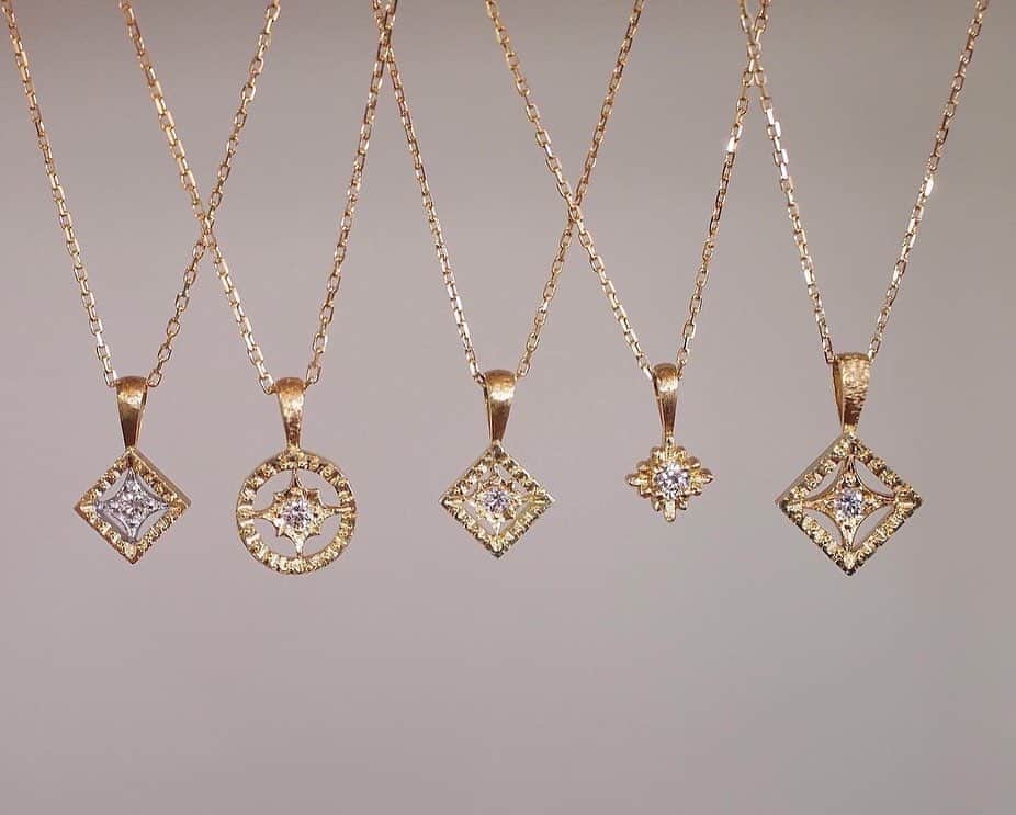 のインスタグラム：「K18YG / Diamond necklace  イタリア.フィレンツェの伝統技法、透かし彫りを取り入れて製作したダイヤモンドネックレス。 1点1点全て手彫りで模様を入れています。  【POP-UP SHOP】 3月29日(水)〜4月4日(火) 大丸 神戸店 7F 中央イベントスペース  近くにお越しの際は宜しくお願い致します💍  #tsuneokajewelry #ポップアップショップ」