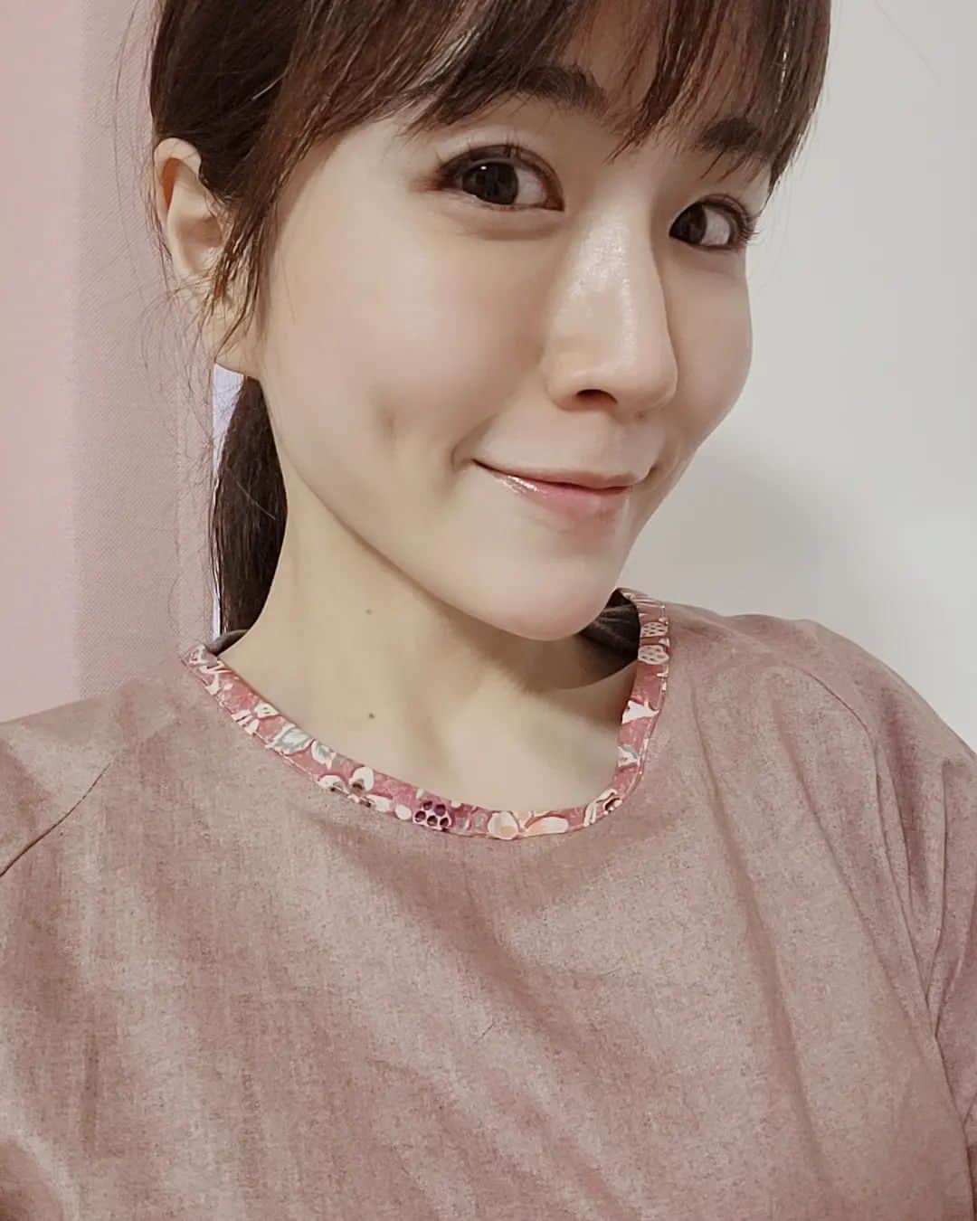 ようこさんのインスタグラム写真 - (ようこInstagram)「母の介護のためエプロンだと間に合わないので割烹着にしました🎽 すぐ汚れるので１日何枚か必要かも。。。 トイレ掃除も１日家にいる時は10回くらいしてる気がする🤔 お掃除のプロになれるかな？😆  今日は認定介護の方が来てくださって介護度の見直ししてもらいました。 今は要介護1なのですが介護上がれば使用できるサービス等も増えるので上がることを願います。 結果は１ヶ月後くらいかな？🤔  お風呂の介助もなれないのでひぃひぃしてます。 トイレやお風呂も慣れないから母に不快な思いをさせてしまってるのが申し訳ない。 少しずつ前進していくぞ!  介護されてるみなさま頑張りましょ‼️ そして自分も休める時間も作って美味しいもの食べたりしましょうね😃 えいえいおー❗  #介護#介護認定#要介護1#大丈夫#介護デビュー#ゆっくり」3月25日 18時25分 - 0606yoko