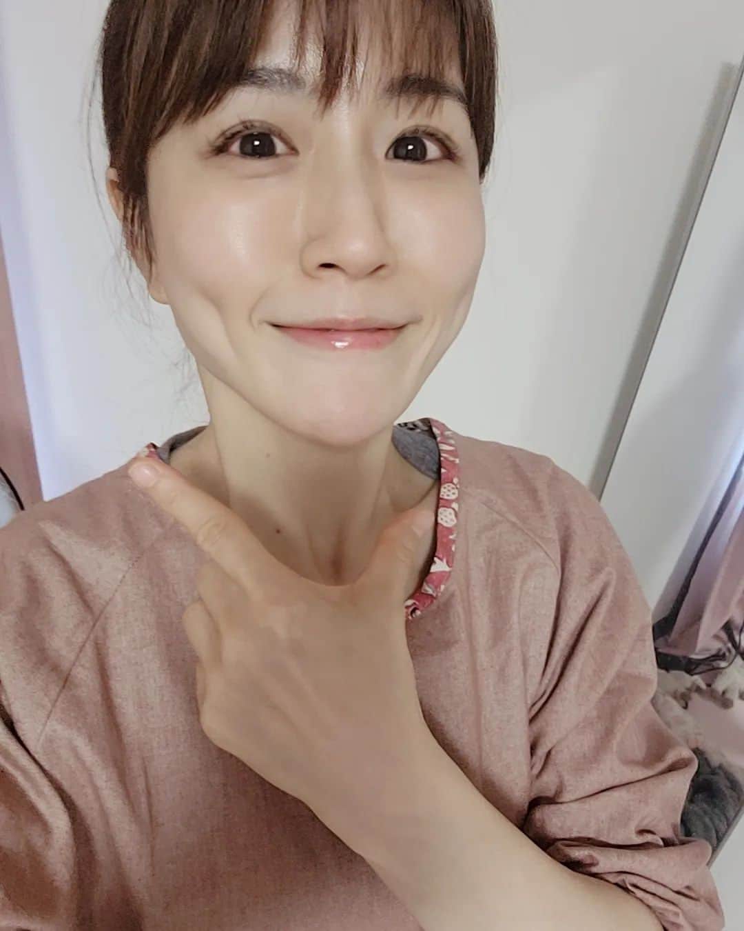 ようこさんのインスタグラム写真 - (ようこInstagram)「母の介護のためエプロンだと間に合わないので割烹着にしました🎽 すぐ汚れるので１日何枚か必要かも。。。 トイレ掃除も１日家にいる時は10回くらいしてる気がする🤔 お掃除のプロになれるかな？😆  今日は認定介護の方が来てくださって介護度の見直ししてもらいました。 今は要介護1なのですが介護上がれば使用できるサービス等も増えるので上がることを願います。 結果は１ヶ月後くらいかな？🤔  お風呂の介助もなれないのでひぃひぃしてます。 トイレやお風呂も慣れないから母に不快な思いをさせてしまってるのが申し訳ない。 少しずつ前進していくぞ!  介護されてるみなさま頑張りましょ‼️ そして自分も休める時間も作って美味しいもの食べたりしましょうね😃 えいえいおー❗  #介護#介護認定#要介護1#大丈夫#介護デビュー#ゆっくり」3月25日 18時25分 - 0606yoko