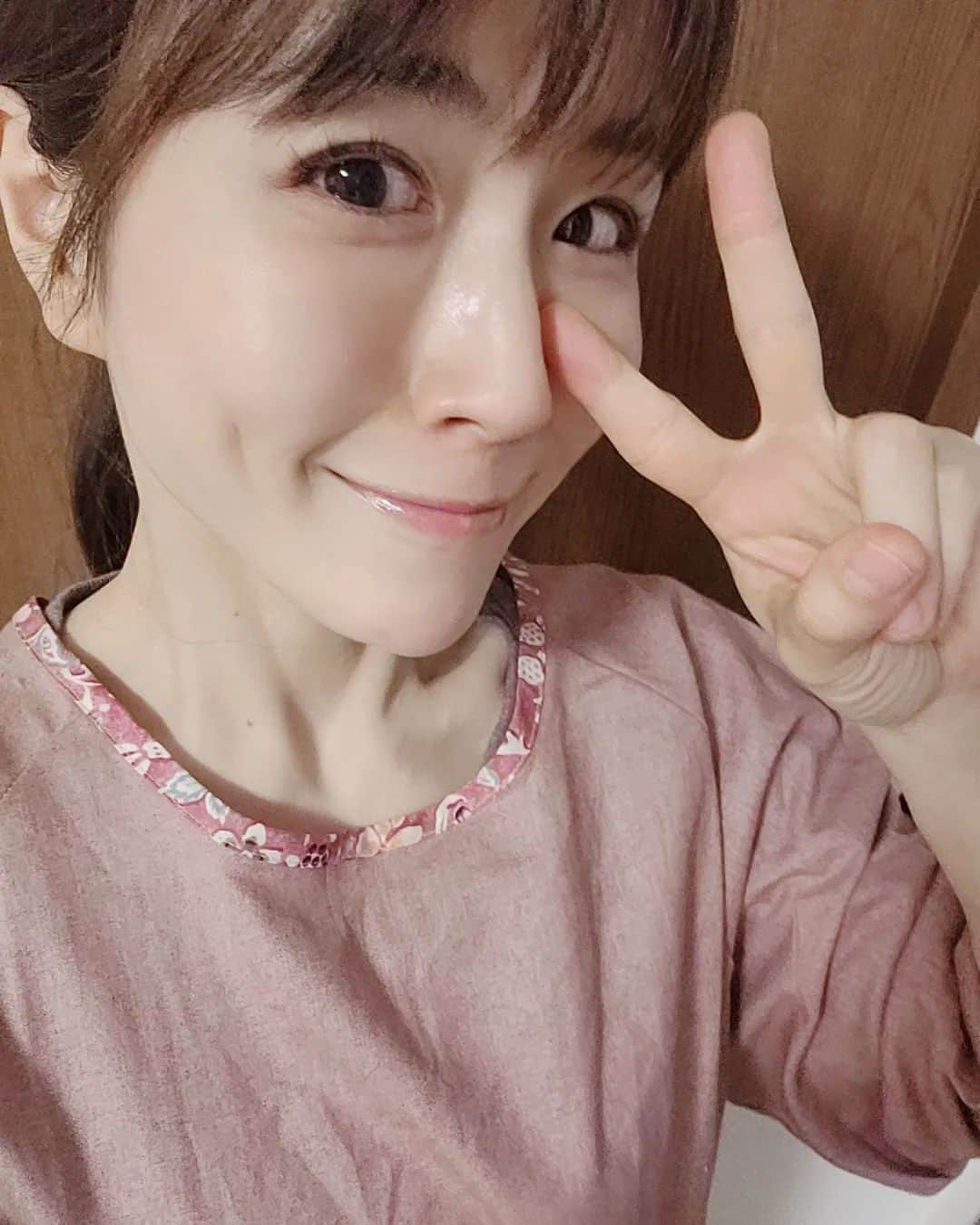ようこさんのインスタグラム写真 - (ようこInstagram)「母の介護のためエプロンだと間に合わないので割烹着にしました🎽 すぐ汚れるので１日何枚か必要かも。。。 トイレ掃除も１日家にいる時は10回くらいしてる気がする🤔 お掃除のプロになれるかな？😆  今日は認定介護の方が来てくださって介護度の見直ししてもらいました。 今は要介護1なのですが介護上がれば使用できるサービス等も増えるので上がることを願います。 結果は１ヶ月後くらいかな？🤔  お風呂の介助もなれないのでひぃひぃしてます。 トイレやお風呂も慣れないから母に不快な思いをさせてしまってるのが申し訳ない。 少しずつ前進していくぞ!  介護されてるみなさま頑張りましょ‼️ そして自分も休める時間も作って美味しいもの食べたりしましょうね😃 えいえいおー❗  #介護#介護認定#要介護1#大丈夫#介護デビュー#ゆっくり」3月25日 18時25分 - 0606yoko