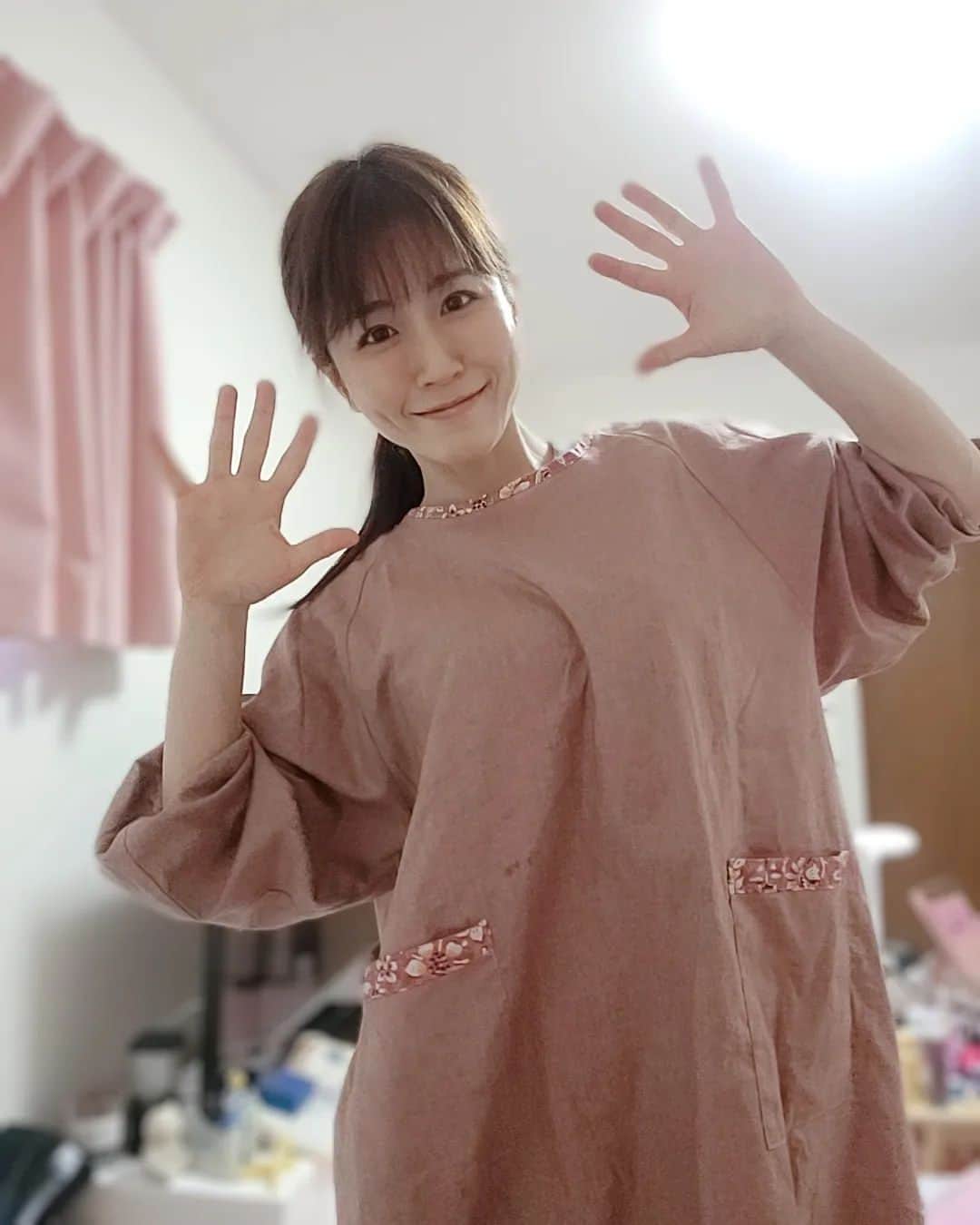 ようこさんのインスタグラム写真 - (ようこInstagram)「母の介護のためエプロンだと間に合わないので割烹着にしました🎽 すぐ汚れるので１日何枚か必要かも。。。 トイレ掃除も１日家にいる時は10回くらいしてる気がする🤔 お掃除のプロになれるかな？😆  今日は認定介護の方が来てくださって介護度の見直ししてもらいました。 今は要介護1なのですが介護上がれば使用できるサービス等も増えるので上がることを願います。 結果は１ヶ月後くらいかな？🤔  お風呂の介助もなれないのでひぃひぃしてます。 トイレやお風呂も慣れないから母に不快な思いをさせてしまってるのが申し訳ない。 少しずつ前進していくぞ!  介護されてるみなさま頑張りましょ‼️ そして自分も休める時間も作って美味しいもの食べたりしましょうね😃 えいえいおー❗  #介護#介護認定#要介護1#大丈夫#介護デビュー#ゆっくり」3月25日 18時25分 - 0606yoko