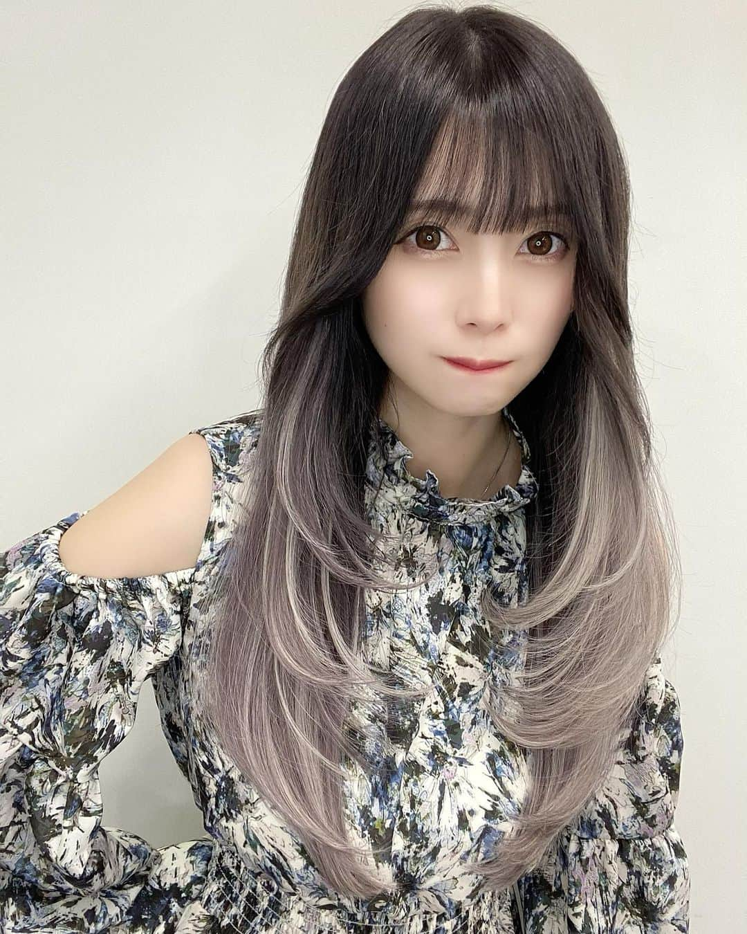 あさにゃん（川北愛紗奈）さんのインスタグラム写真 - (あさにゃん（川北愛紗奈）Instagram)「New Hair🖤🤍 ⁡ 久しぶりに結構暗くしたのと 初めてのロングレイヤーカット✨ ストレートも巻きも可愛いー😭💕 カラーも今までとまた違った感じで 要望をしっかり叶えてくれる @kei0926 強すぎる！！🔥 ⁡ #hair #haircolor #hairstyle #ロングヘア #ロングウルフ #ウルフカット #外国人風カラー #グラデーションカラー #バレイヤージュ #グラデーションハイライト」3月25日 18時20分 - asanyan0326