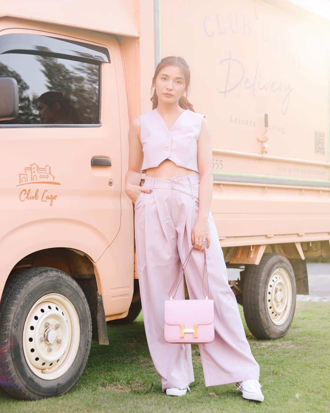 チェルシー・オリビアのインスタグラム：「Matching 🌸 Bag : @snowceline.luxuries  Set : @officialclaude Shoes : @converse_id」
