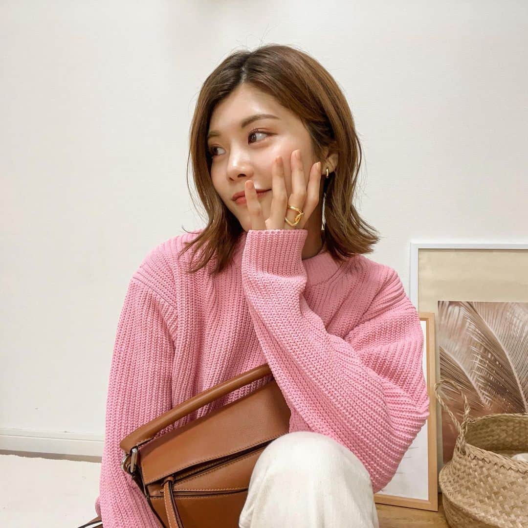 池田真子のインスタグラム：「このタイプのピアスはキャッチを無くす心配が無くて安心🌱 ． ． ． ほんとにCENEのピアスを使うと 痒くなったり膿むこともなくなって ストレスなく着けていられるのが嬉しい（ ; ; ） ． ． ． ． CENE @cene_316l  ドロップフープピアス ビッククロスリング ． ． ． ． #CENE #セネ #サージカルステンレス  #金アレ対応 #金属アレルギー対応 #ピアス #キャッチレスピアス #ドロップフープピアス #春コーデ #春ニット #カジュアルコーデ  #大人カジュアル #カジュアルファッション #シンプルコーデ  #ビッククロスリング #instagood  #pr #casualoutfit #instafashion #makoscode」