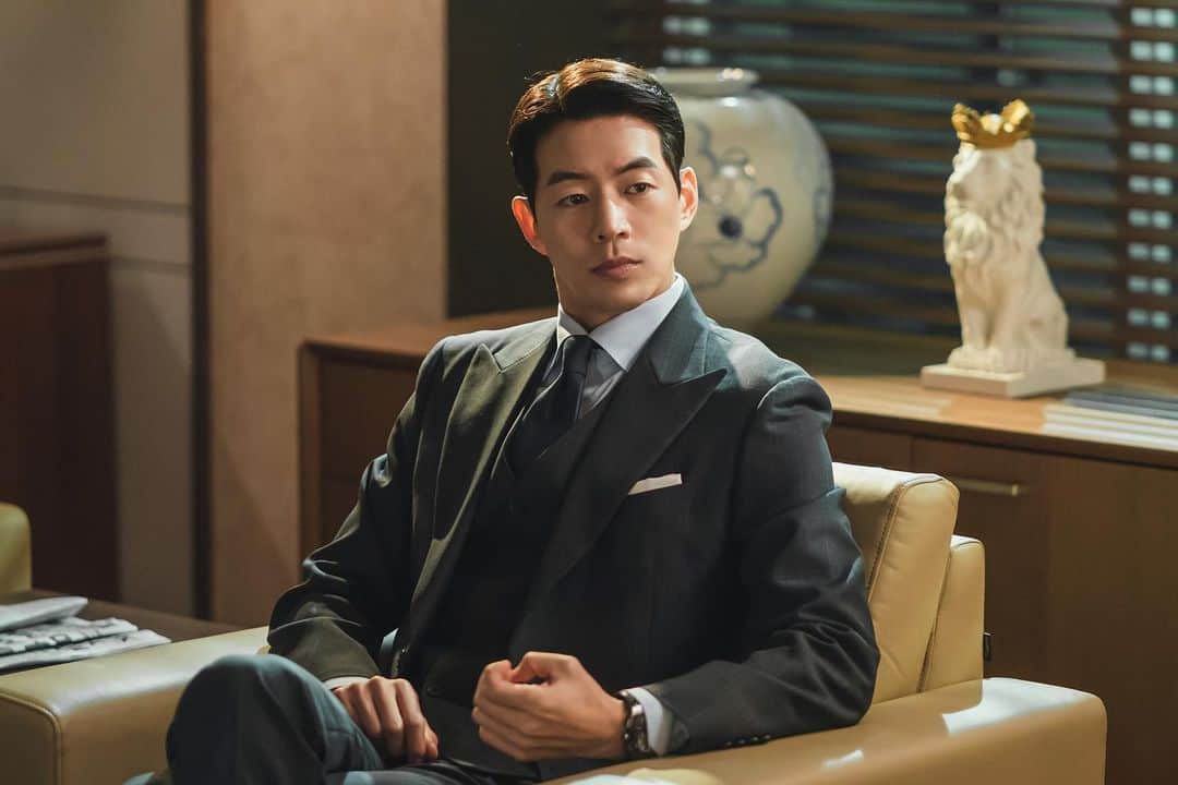 イ・サンユンのインスタグラム：「유라의 죽음… 그 뒤에는 누가 있는걸까?🤔 궁금하다면 잠시후 9시10분!!  #tvN #판도라_조작된낙원 5화! #본방사수」