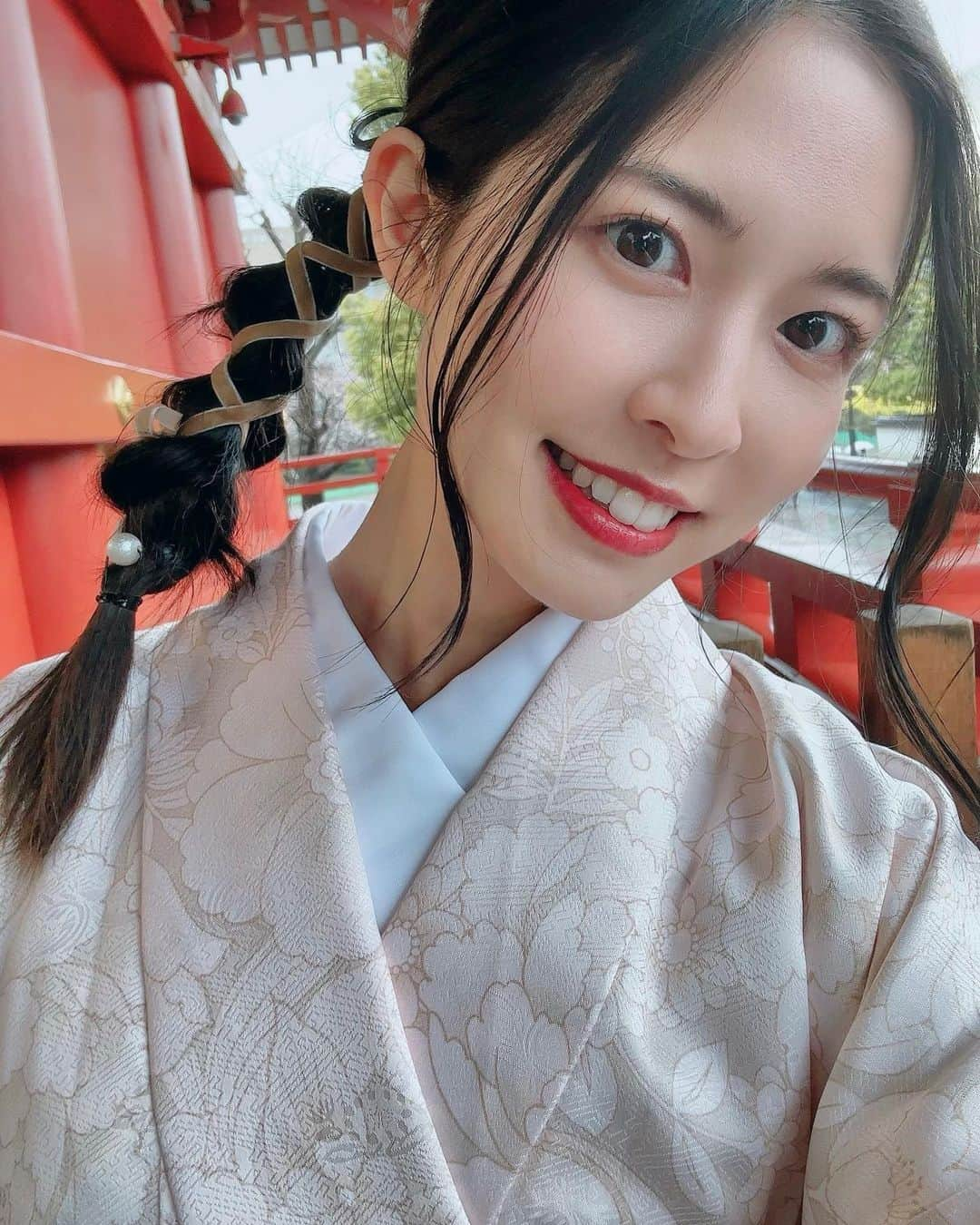 新宮里奈のインスタグラム：「🌸 着物撮影会👘✨ 有難う御座いました🥺！  その後当日予約が入り、満枠にて撮影会を終えることができました。 皆様の応援に感謝の気持ちでいっぱいです。  着物だとアップヘアになるので 写真写り、👽←こうなりたいと強く思いました。 次の撮影会はまた飛び切り楽しい企画考えてるのでその時まで👋🏻💖  #着物 #撮影会」