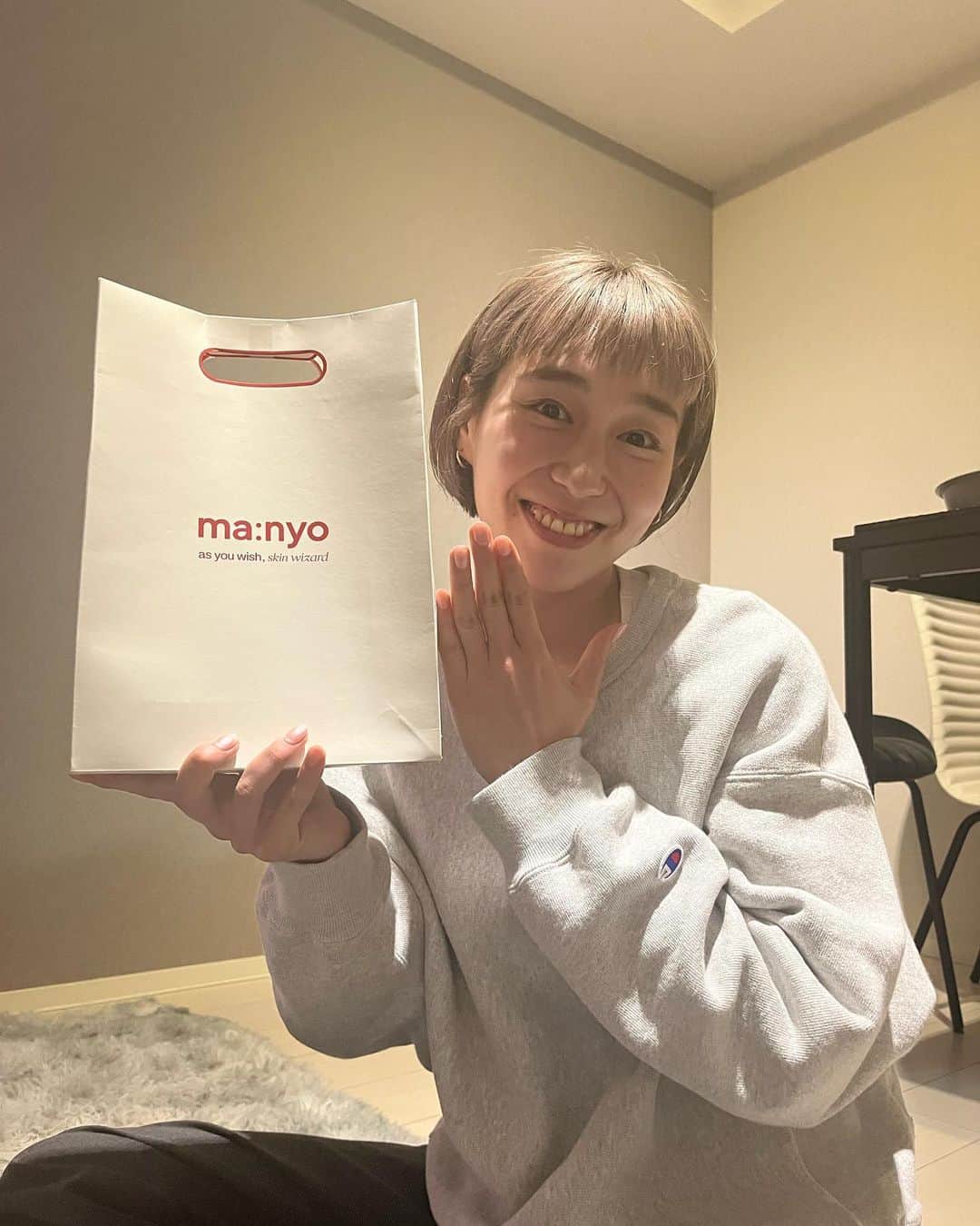宮崎早織のインスタグラム：「@manyo.japan のスキンケアが 届いたよー💕💕💕  メガワリでも色んな韓国コスメを 買ったんだけど、 @manyo.japan さんの スキンケアもずっと気になってて 美容液もクリームも めっちゃ保湿力があって 肌もちもち わたし的には匂いも結構 好きな匂いだったなあー🫶🫶💕 みなさんの韓国コスメの おすすめなんですか😘😘🫶  #韓国コスメ #魔女工場  #商品提供 #pr」