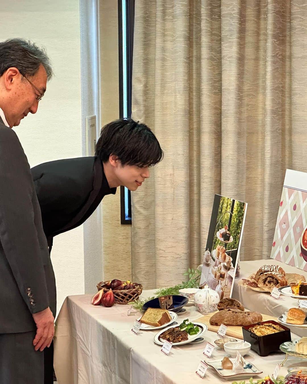 大城光さんのインスタグラム写真 - (大城光Instagram)「愛知県尾張旭市のグルメプロジェクト「旭色」“イチジク”と“紅茶”を使った新メニューお披露目会に参加させていただきました！ 大事な瞬間に立ち会うことができて光栄です。  柴田市長をはじめ、尾張旭市の皆様、スタッフの皆様、呼んでいただきありがとうございます！😆  パンのメニューも多かったのでついつい喋りすぎてしまった😂  4月1日から新メニューを出す尾張旭市の各お店でスタンプラリーも始まります！ スタンプを集めると豪華賞品の他に僕のサイン入りグッズもゲットできるので 美味しいものをいっぱい食べて、スタンプもいっぱい集めてください😎  自分もスタンプラリーしにいきます😏  #マジプリ#大城光 #尾張旭市#旭色 #芳醇グルメ」3月25日 18時36分 - hikaru_oshiro0704
