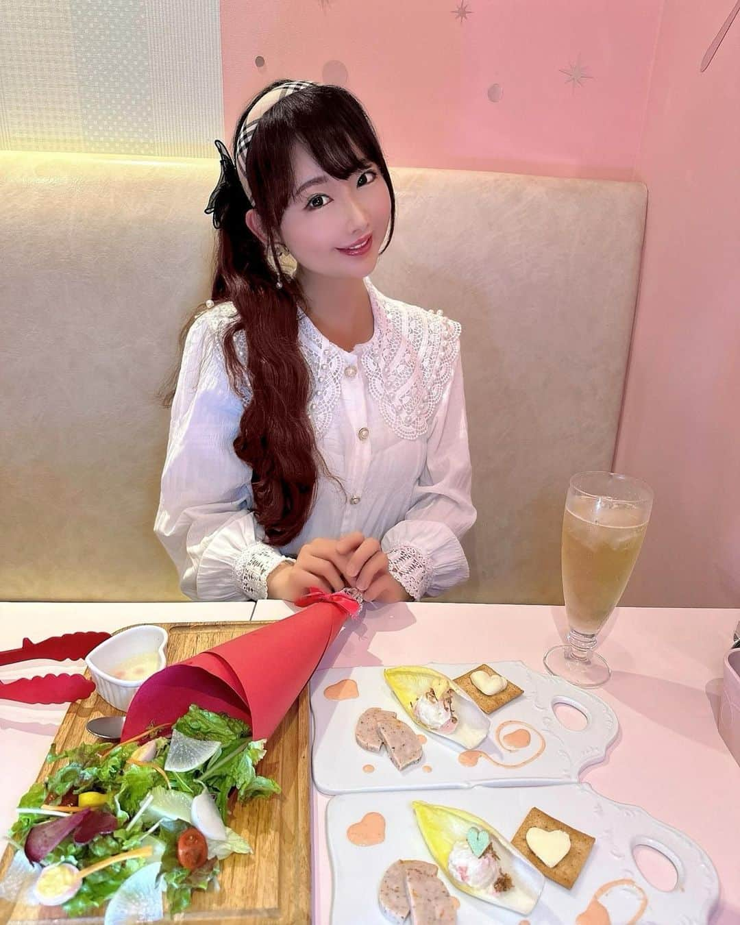 坂地久美のインスタグラム：「大好きな🎀 dolloom ebisu 🎀で女子会しましたぁ👯‍♀️  お料理がデザートまで全〜部めっちゃ美味しくて、全てが可愛すぎて本当にテンション上がるお店です💕  今回は、新感覚！『覚醒パスタ・ベネチアン』と名物お料理のコースを頂きましたが、ベネチアンパスタはベネチアにはない。新らしい覚醒パスタでした❤️  ちゅるちゅるんモチモチでアルデンテな食感が最高に美味しくて、このパスタまた食べたいです🍝  ブーケサラダ💐🥗もグリルチーズ🧀チキン🫕🍗もガーリックトーストもティラミスも大好きな味で本当に美味しかったです🥰  #dolloom #pr #恵比寿イタリアン #恵比寿グルメ #女子会ディナー #恵比寿女子会 #ブーケサラダ #パスタ #ティラミス #可愛いがいっぱい」