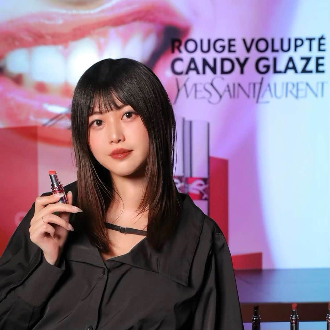 美月リカのインスタグラム：「イヴ・サンローランの人気リップ「ルージュ ヴォリュプテ キャンディグレーズ」から3/24発売の新色発表イベントに行ってきました。  キャンディグレーズはグロスを超えたツヤとカラーでキャンディコーティングする、スキンケア成分約78％配合の潤い溢れるケアバームリップスティック。  新色の3色はヌーディなカラー展開で、わたしは写真でも使用しているのですが、しっかりとブラウンに発色するのにシアーで重くならない14番のシニックブラウンがお気に入りです。ブラウン、寒い季節に映える印象ですがこの艶感と軽さはこれからの季節にぴったりです。  #yslbeauty #キャンディグレーズ　#PR」