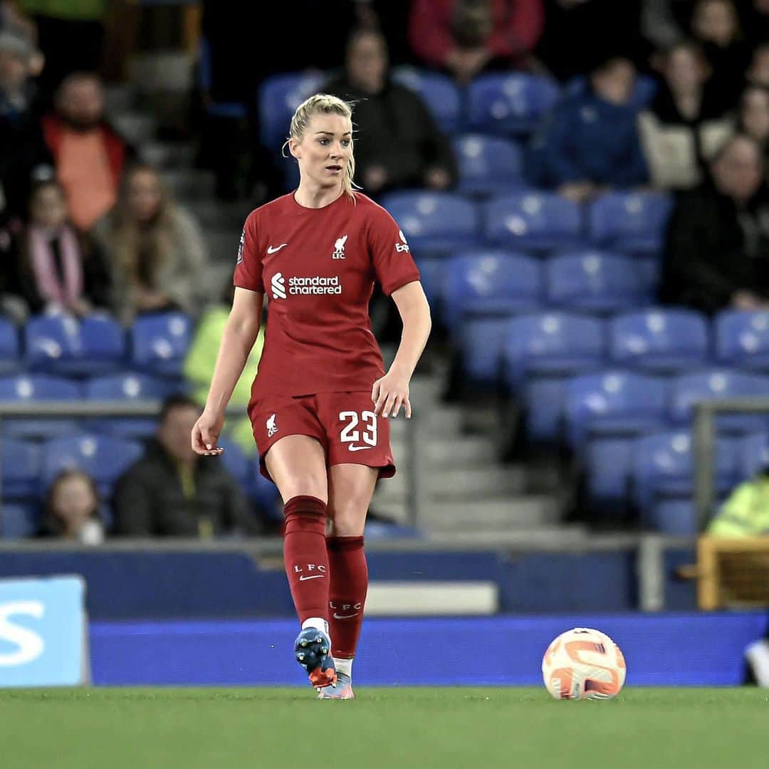 ジェンマ・ボナーのインスタグラム：「Disappointed to not come away with the win after the performance (+ 2nd goal🤨) but so proud of the team! We keep on building 📈  Our fans were unreal, thank you for the incredible support as always 🫶🔴  #YNWA #LFC」