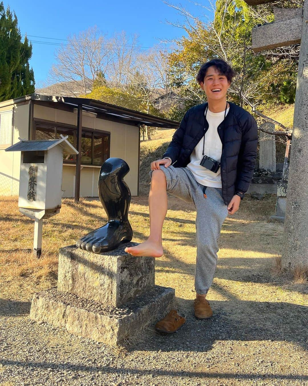 こんちゃんさんのインスタグラム写真 - (こんちゃんInstagram)「変なところ多いよ岡山県🍑 まともに観光したことなかったから、今回はじめて知ったんだけどめっっっちゃでかいし、変なスポット多い！！(褒めてる)  1〜2、9枚目は奈義町現代美術館。企画展示されてた作品のマネキンがやる気ない時の彼女に似すぎててめっちゃ笑ってしまった😂 倉敷では今までゲストハウスで泊まることしかなかったんだけど、今回はゴージャスなオネエになれたわ♡もう気分はトゥウィンクルよ() 児島では有名な児島ジーンズのデニムシャツも買えたし満喫したぜ👖 まだいろいろ行ったからその内また載せる！！ #とったび #奈義町現代美術館  #ワタシこそが #mostbeautifuloftheworld」3月25日 18時51分 - hiromasakondo