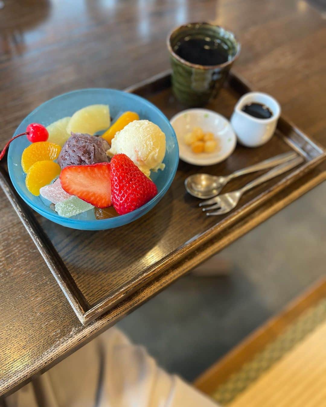 のインスタグラム：「浅草へ #ラン活 ランドセルの展示会に行ってきました！ 見れば見るほど迷う… ただ、もう見た目やブランドとかは なんでもよくなって、 軽くて、体に負担がないものが良いんですが、 軽くても、クッションがなければ体の負担が大きいし、クッションがあっても、体のラインにあってないと負担だし、まだ体が小さいし、本人もわかってないから、ほんと難しいなって思いました💦 ただ、いろんなブランドさん見た中で、 ふわりぃがすごいなと感じた！！✨ ふわりぃの中のブランドにする可能性が高いです！ ふわりぃのクッションが衝撃吸収剤のゲルになってるやつがあるんだけど、どうなんだろうな！？ 気になるけど、それを硬くて痛いと感じる子供もいるらしく、良いものだから、その子にとって良いというわけでもないから、難しい… ランドセル背負った時に何が体に合ってるか、まったくわからなかったんだけど、バッグのデザイナーの友人に教えてもらったから、次は、下記をチェックします😊 ラン活共有してほしいと声が多かったので、ぜひ参考に✔︎ 〈体に負担がないか〉 ランドセルを背負った時に真横から写真を撮って、 ⚫︎頭と首が前に出ていない（猫背になってしまう感じは❌） ⚫︎背中とランドセルの隙間が少ない であれば体に負担が少ないランドセルです。 あとは ⚫︎歩いても肩が巻き肩になっていないで、肩甲骨がやや閉じたまましばらく過ごせるか」