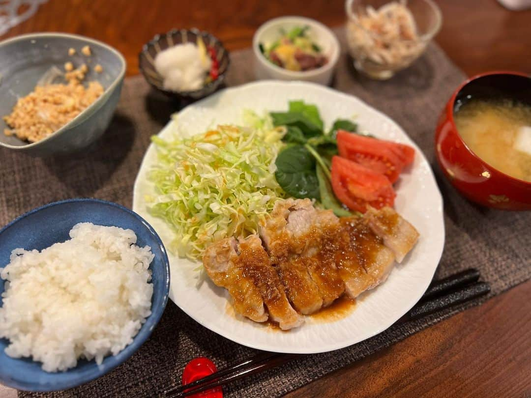 月央和沙さんのインスタグラム写真 - (月央和沙Instagram)「うちの晩ごはん🍚✨  #トンテキ #ホタルイカとわけぎのからし酢味噌和え #新玉ねぎのさっぱりサラダ #納豆 #豆腐と長ねぎのお味噌汁 #お漬物」3月25日 18時48分 - kazusa_tsukio