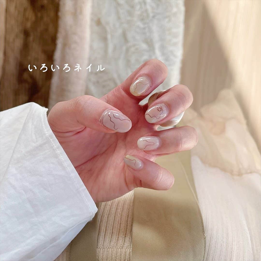 きりまるのインスタグラム：「. 最近のいろいろネイル 🫶🏻♡  よかったら保存して使っておくれ👴🏻📝♡ いつもくすみ系が多いよ〜◎  いつもふわっと軽く画像だけみせて あとお任せやけん（ 投げやり ） あんまり、こだわりないんやけど いつもりんさんが可愛いネイルに 仕上げてくれる〜🐶♡  さいごはお仕事でベージュにせんと いけんかったけん 血色シンプルネイル🖐🏻♡ （ぜんぶ！お気に入り〜♡ ） . . #ニュアンスネイル#くすみネイル #春ネイル#ネイルデザイン#淡色ネイル」