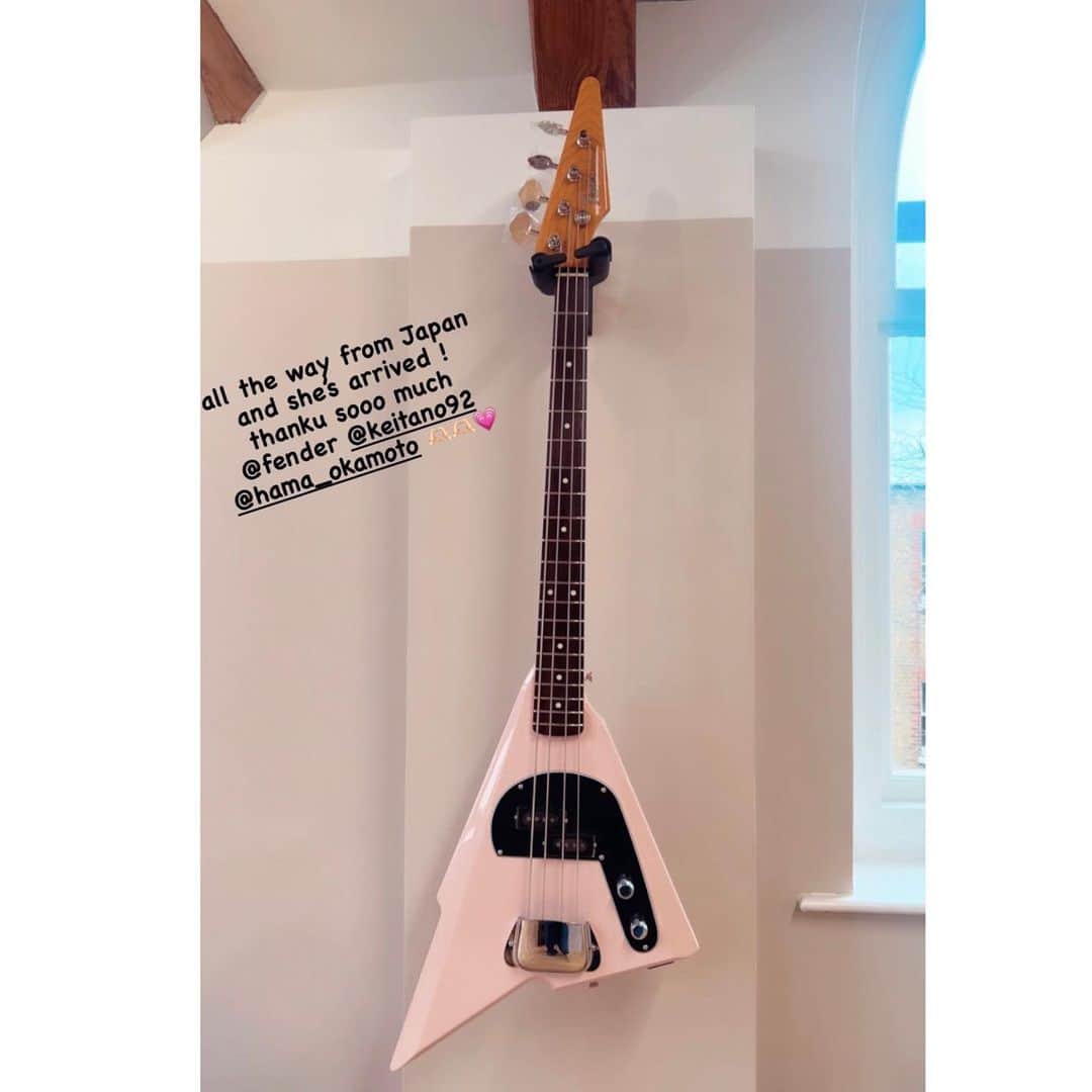 ハマ・オカモトのインスタグラム：「🎸 Primal Screamのベーシスト Simone Marie ButlerがKATANAを気に入ってくれて、フェンダー経由で彼女の元に届けることになりました。 OKAMOTO'Sのベーシストのシグネイチャーモデルを、Primal Screamのベーシストが使ってるって、字面だけでもめちゃくちゃ凄くないか？こんなことあるのか？🤝👏 この楽器の妙ちくりんさと、絶妙なかっこよさを理解してくれたシモーネに感謝と愛を送ります🥰  I heard that Primal Scream’s bassist Simone Marie Butler happened to be interested in my signature model bass “KATANA” and so I decided to deliver it to her via Fender. Isn't it amazing that the signature model of OKAMOTO’S’ bassist is used by Primal Scream’s bassist? The thought of that is just mind blowing. Can you believe it?🤝￼👏 I’d like to show my appreciation and love towards Simone for recognizing the quirkiness and peculiar beauty this instrument has 🥰」