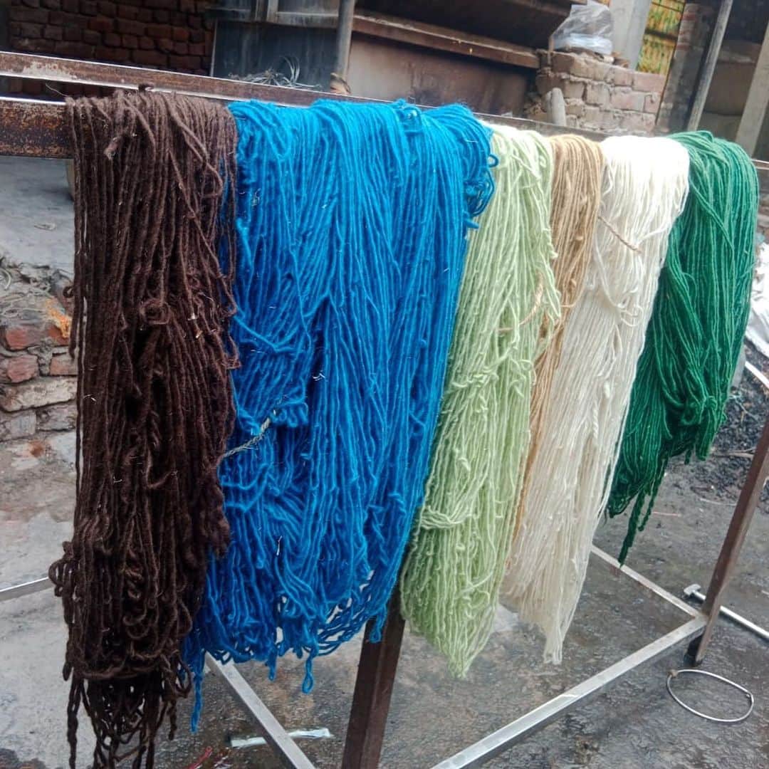 のインスタグラム：「Progress of making the rug in India 🇮🇳 💙 @studiotheblueboy」