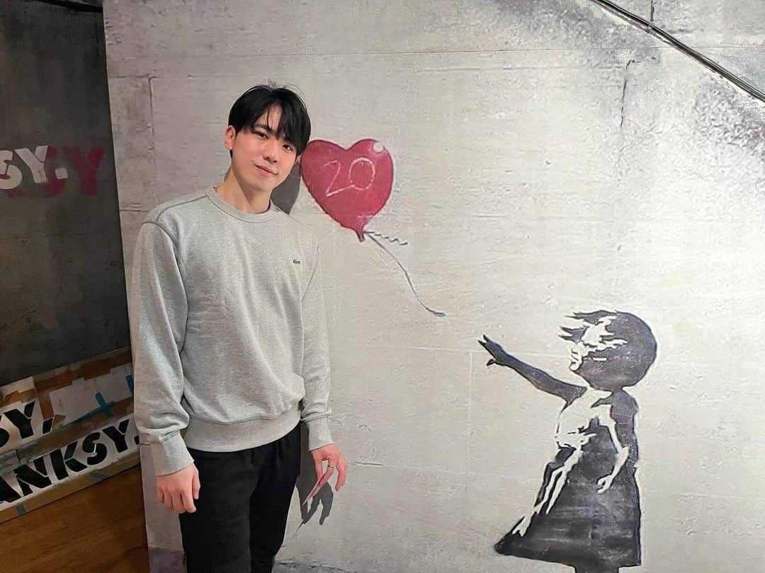 鎌田詩温さんのインスタグラム写真 - (鎌田詩温Instagram)「先日行ってきました〜🎨  #banksy #whoisbanksy  #💐 #🎈#🐭 #🐵 #🎨  #福岡旅行」3月25日 18時54分 - sion_ice.18