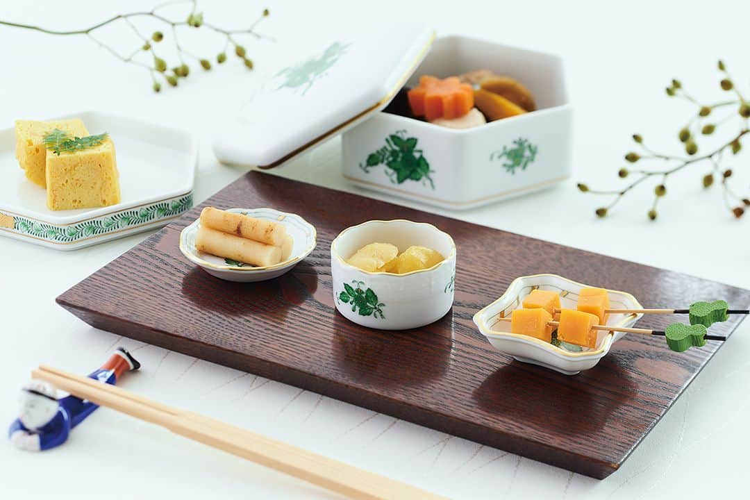 HEREND JAPANのインスタグラム：「◆ヘレンドでおもてなし　～豆皿セット～ 3月31日（金）まで  "アポニー"の豆皿セットは楽しみかたも色々。 形の違う豆皿に季節の食材や薬味などをのせて楽しいひと時を。 テーブルを華やかに彩る贈り物にも最適な特別なセットです。  今回は、アポニー豆皿セットのスタイリング・コーディネートを、 テーブルコーディネーター、インテリアスタイリストとして幅広く活躍中の 横瀬多美保さんにお願いしました。 華やかな9個セットと、毎日の暮らしにも使いやすい3個セットをご用意しております。 3月31日（金）まで特別価格でご紹介いたしております。  ホームページでは横瀬さんのスタイリングのポイントなどもご紹介しております。 ぜひご覧ください。  ＊豆皿セットはこちらから https://herend.jp/SHOP/287904/369105/list.html  #ヘレンド #herend #herendjp #アポニー #アポニー豆皿 #豆皿セット #アポニーグリーン #アポニーブラック #アポニーベビーピンク #毎日の暮らしを丁寧に #ヘレンドでおもてなし #ヘレンドの豆皿 #おもてなし #暮らしを楽しむ #手作り #手描き #ハンガリー #hungary」