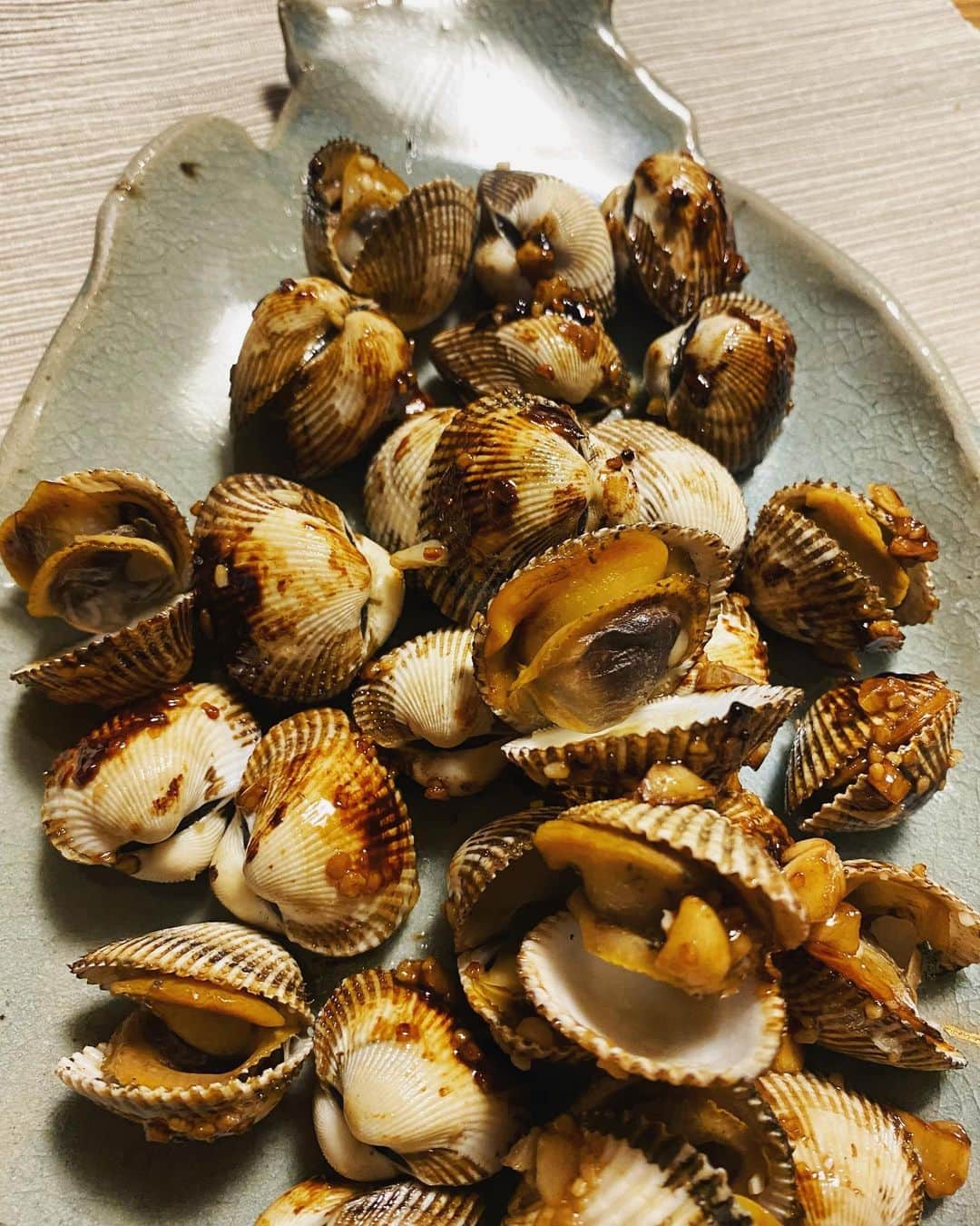 野本かりあのインスタグラム：「島根に来て知ったサルボウ貝。 赤貝と同じフネガイ科らしく、此方では『赤貝』として売っていて。 中海ではなかなか採れなくなっているらしく、これは愛知産。 美味しい❣️ #ガーリックバターで」