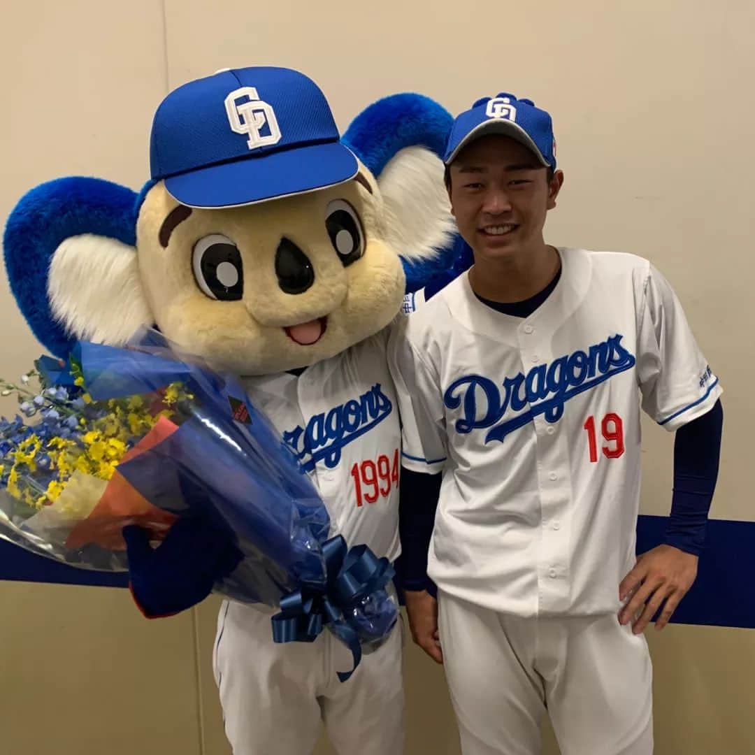 のインスタグラム：「WBCおつかれさん #髙橋宏斗 #ドアラ #花束は自分じゃない #写真撮るために待たせたのはすまん」