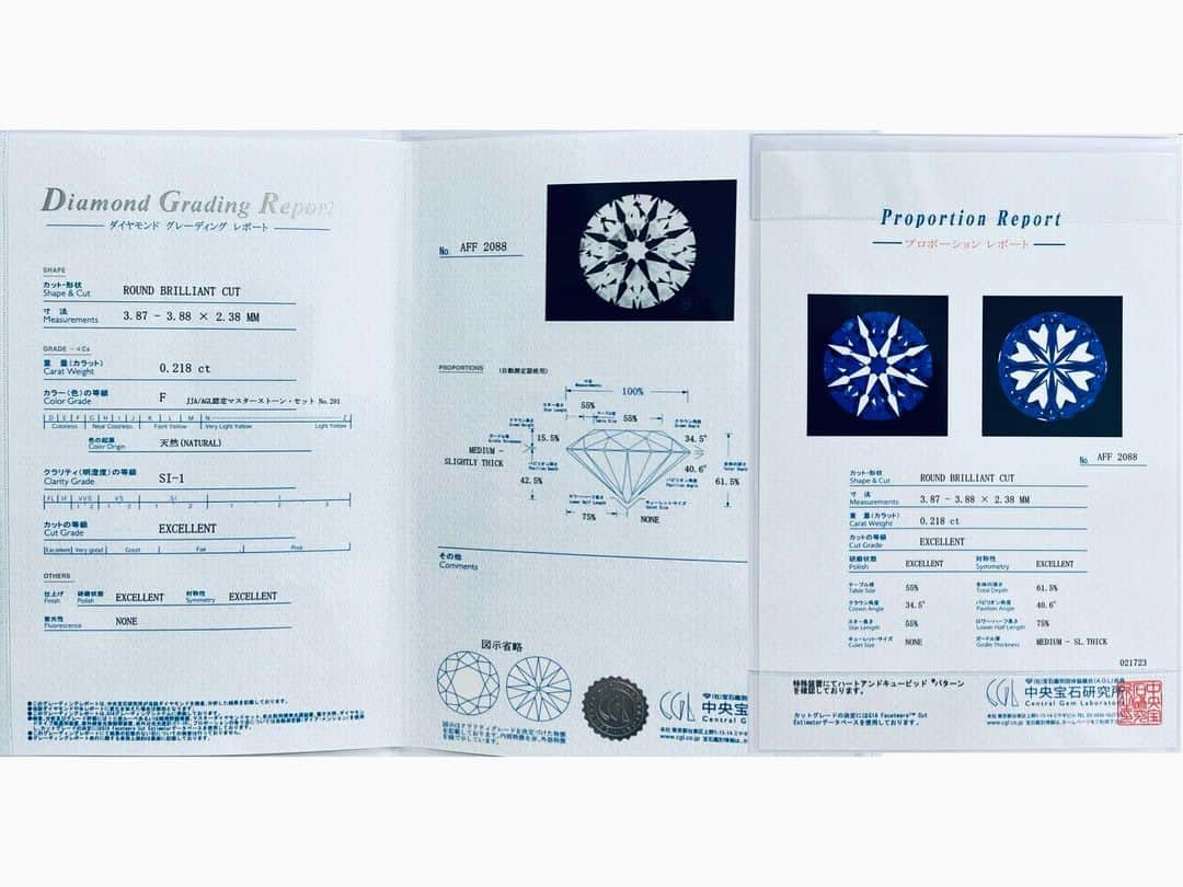 𝐇𝐈𝐍𝐀𝐊𝐎さんのインスタグラム写真 - (𝐇𝐈𝐍𝐀𝐊𝐎Instagram)「ご婚約指輪のオーダー誠にありがとうございます！🙇‍♀️ フルオーダーでk18YGのご婚約指輪✨✨ 大変美しく仕上がりました🥺✨✨✨  センターダイヤモンド 0.218ct F SI1 3EXH&C ひまわり🌻のような華やかな取り巻き 両サイドY字なハーフエタニティ💍💎✨ 可愛くて可愛くて、最高の婚約指輪だと思います！🥰 全体的にボリューム感あって豪華で美しい！！✨  ご着用のお写真もいただきありがとうございます🥺 同じ写真ですがあえて2枚(アップと全体) 投稿させていただきました🙇‍♀️🙇‍♀️📸✨  フルオーダーでご婚約指輪のオーダー 誠にありがとうございます🥺🙇‍♀️🙇‍♀️ ご家族の末永いお幸せを願っています🥰🕊💍  #婚約指輪 #婚約指輪探し  #婚約指輪選び  #結婚指輪  #フルオーダージュエリー」3月25日 18時58分 - loveis_tokyo