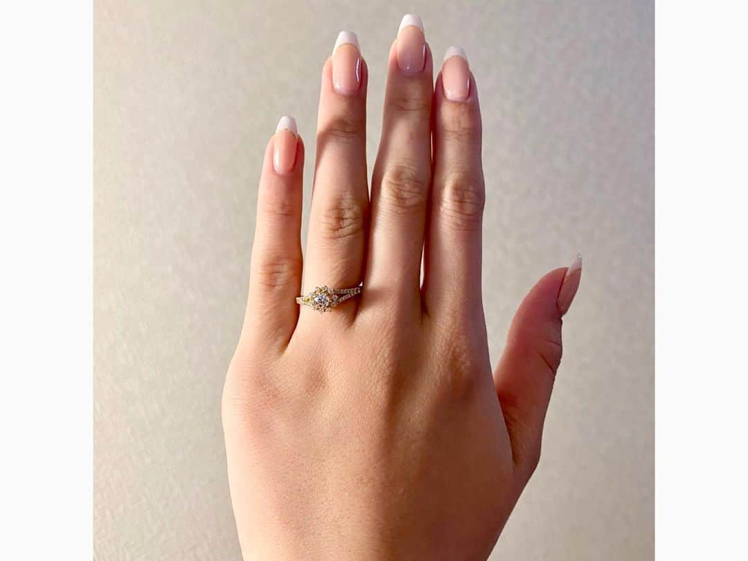 𝐇𝐈𝐍𝐀𝐊𝐎さんのインスタグラム写真 - (𝐇𝐈𝐍𝐀𝐊𝐎Instagram)「ご婚約指輪のオーダー誠にありがとうございます！🙇‍♀️ フルオーダーでk18YGのご婚約指輪✨✨ 大変美しく仕上がりました🥺✨✨✨  センターダイヤモンド 0.218ct F SI1 3EXH&C ひまわり🌻のような華やかな取り巻き 両サイドY字なハーフエタニティ💍💎✨ 可愛くて可愛くて、最高の婚約指輪だと思います！🥰 全体的にボリューム感あって豪華で美しい！！✨  ご着用のお写真もいただきありがとうございます🥺 同じ写真ですがあえて2枚(アップと全体) 投稿させていただきました🙇‍♀️🙇‍♀️📸✨  フルオーダーでご婚約指輪のオーダー 誠にありがとうございます🥺🙇‍♀️🙇‍♀️ ご家族の末永いお幸せを願っています🥰🕊💍  #婚約指輪 #婚約指輪探し  #婚約指輪選び  #結婚指輪  #フルオーダージュエリー」3月25日 18時58分 - loveis_tokyo